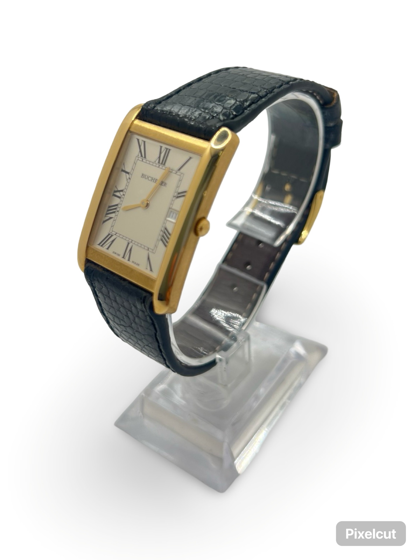 Découvrez l’élégance intemporelle de la Bucherer Tank en or jaune, un garde-temps raffiné qui allie prestige et sophistication. Ce modèle emblématique est accompagné de sa boîte d’origine, garantissant son authenticité et son état impeccable. Idéale pour les collectionneurs et amateurs d’horlogerie de luxe, cette montre incarne le savoir-faire exceptionnel de Bucherer. Offrez-vous une pièce d’exception au design classique et indémodable.