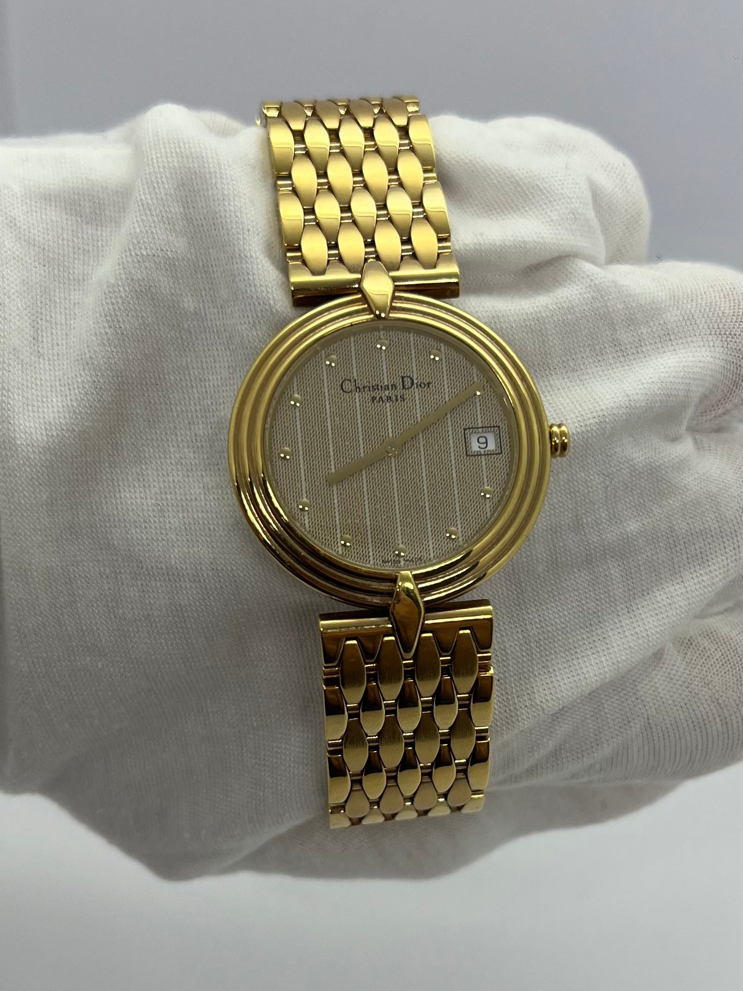 Montre Christian Dior Bagheera pour femme, élégamment plaquée or, alliant raffinement et design emblématique. Ce modèle vintage incarne le savoir-faire horloger de la maison Dior, avec son boîtier doré et son style intemporel. Une pièce rare et sophistiquée, parfaite pour sublimer toutes vos tenues.