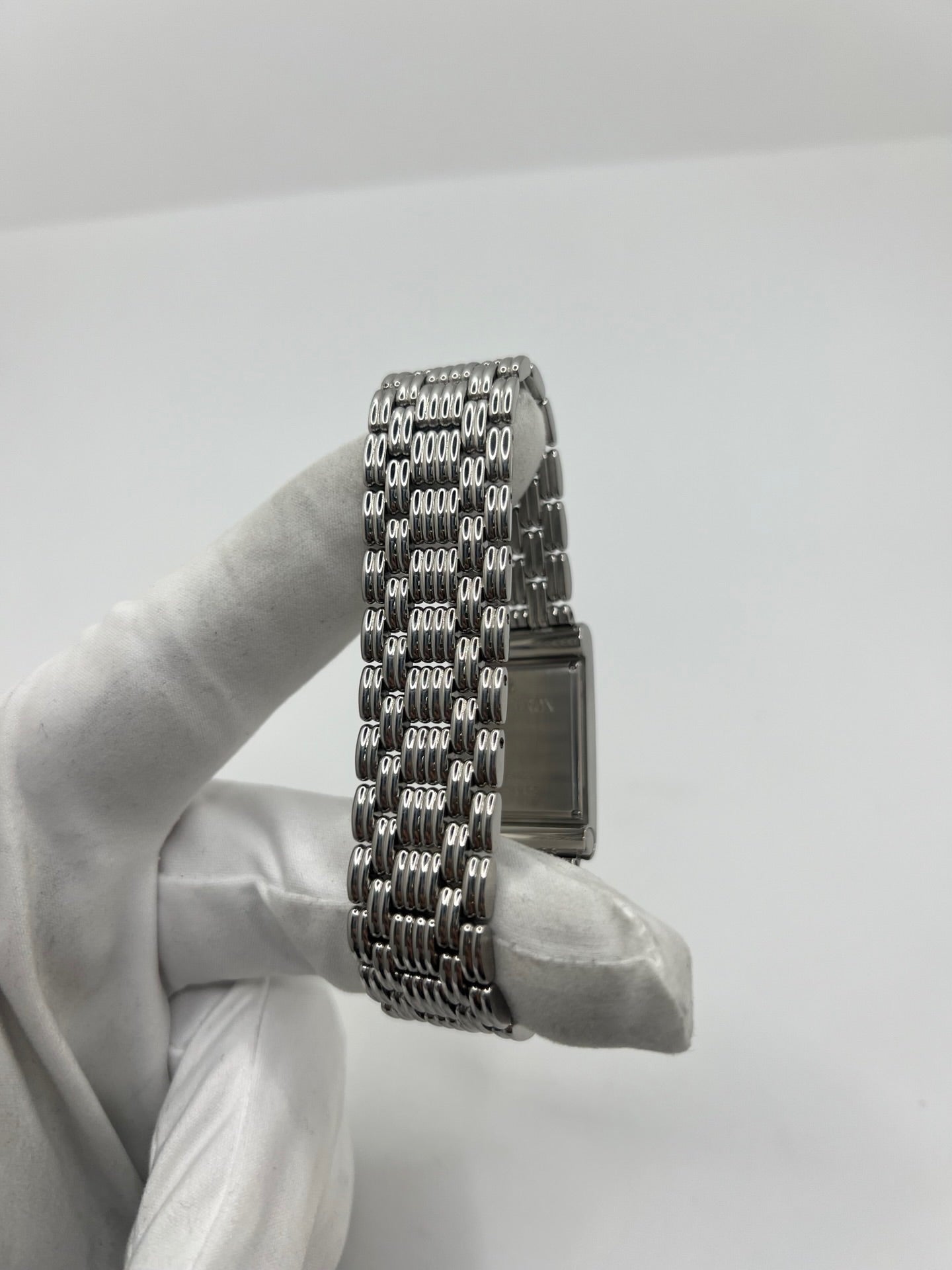 Montre Boucheron Reflet en acier avec mouvement quartz, dotée d’un élégant cadran argent massif sans chiffres et protégée par un verre saphir. Son boîtier rectangulaire de 21 x 32 mm et son bracelet en acier avec boucle double pliant lui confèrent un style raffiné et intemporel. Cette montre de luxe unisexe séduit par ses lignes épurées et son design emblématique, idéal pour les amateurs d’horlogerie et de pièces de prestige d’occasion.
