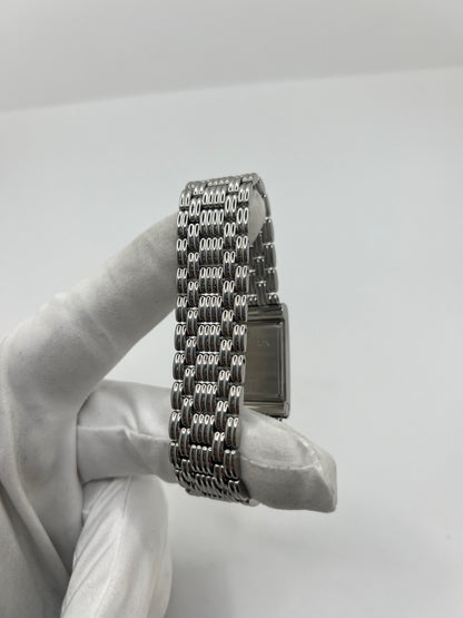 Montre Boucheron Reflet en acier avec mouvement quartz, dotée d’un élégant cadran argent massif sans chiffres et protégée par un verre saphir. Son boîtier rectangulaire de 21 x 32 mm et son bracelet en acier avec boucle double pliant lui confèrent un style raffiné et intemporel. Cette montre de luxe unisexe séduit par ses lignes épurées et son design emblématique, idéal pour les amateurs d’horlogerie et de pièces de prestige d’occasion.
