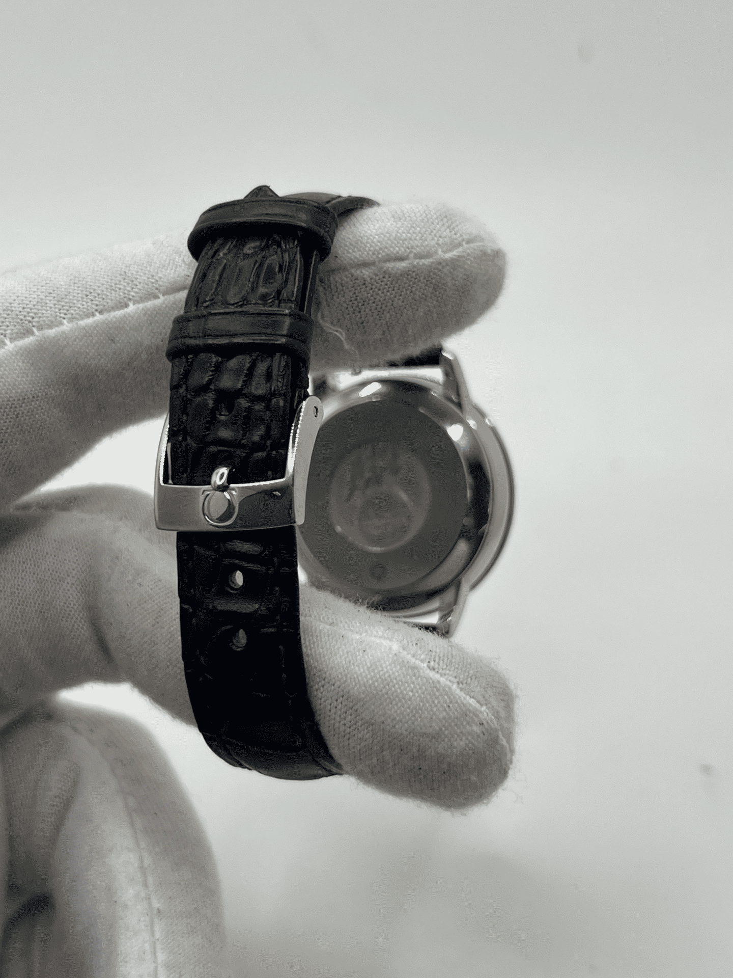 Découvrez l’Omega DeVille Prestige Co-Axial sertie de diamants, une montre de luxe alliant élégance intemporelle et précision horlogère. Avec son design raffiné et son sertissage délicat, elle incarne le savoir-faire d’Omega. Parfaite pour sublimer votre style, cette pièce exceptionnelle séduit les amateurs de montres prestigieuses et de haute joaillerie.