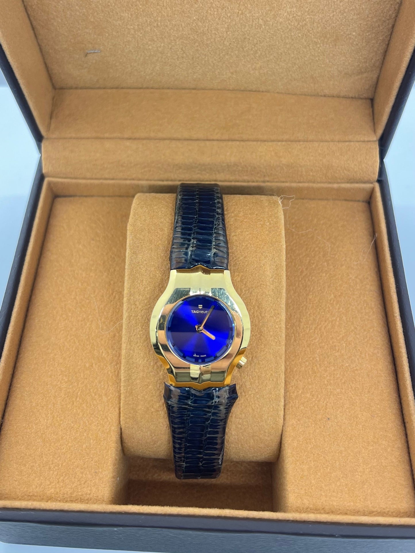 Laissez-vous séduire par l’élégance affirmée de la TAG Heuer Alter Ego pour femme en or 18K, une pièce d’exception qui reflète la force et la sophistication au féminin. Ce modèle raffiné allie la précision suisse à un design audacieux, avec une finition en or massif 18 carats qui en fait un bijou autant qu’un garde-temps. Parfait pour les amatrices de montres de luxe au style distinctif et intemporel.