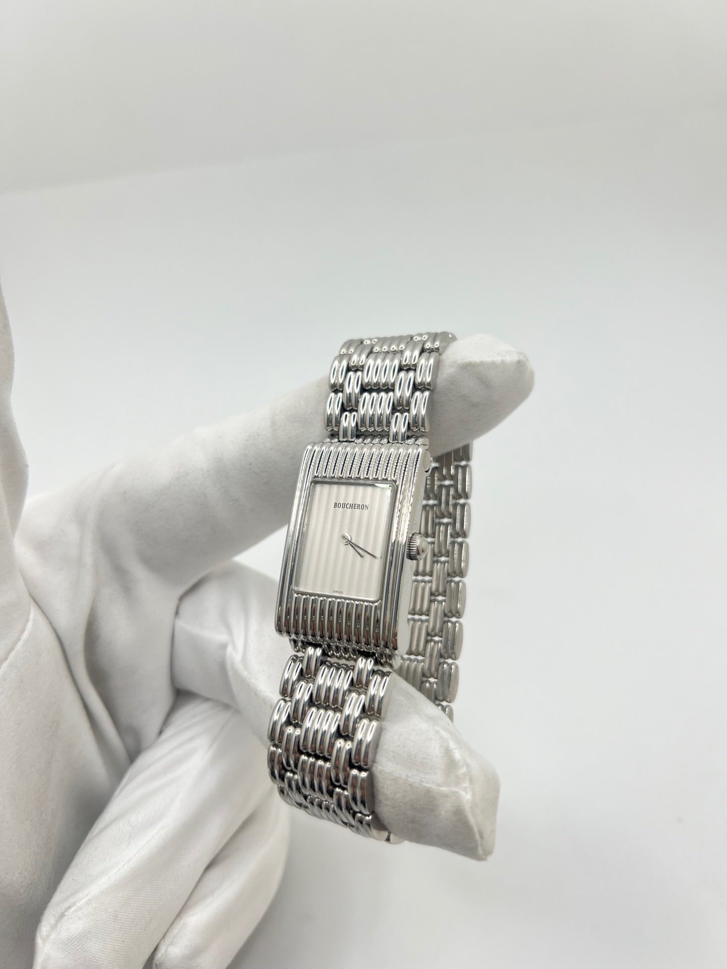 Montre Boucheron Reflet en acier avec mouvement quartz, dotée d’un élégant cadran argent massif sans chiffres et protégée par un verre saphir. Son boîtier rectangulaire de 21 x 32 mm et son bracelet en acier avec boucle double pliant lui confèrent un style raffiné et intemporel. Cette montre de luxe unisexe séduit par ses lignes épurées et son design emblématique, idéal pour les amateurs d’horlogerie et de pièces de prestige d’occasion.
