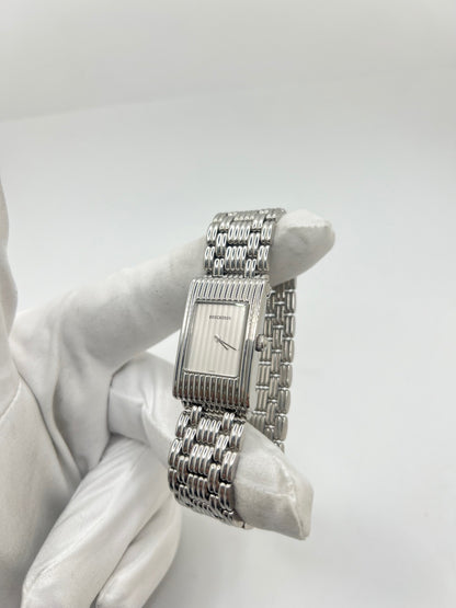 Montre Boucheron Reflet en acier avec mouvement quartz, dotée d’un élégant cadran argent massif sans chiffres et protégée par un verre saphir. Son boîtier rectangulaire de 21 x 32 mm et son bracelet en acier avec boucle double pliant lui confèrent un style raffiné et intemporel. Cette montre de luxe unisexe séduit par ses lignes épurées et son design emblématique, idéal pour les amateurs d’horlogerie et de pièces de prestige d’occasion.
