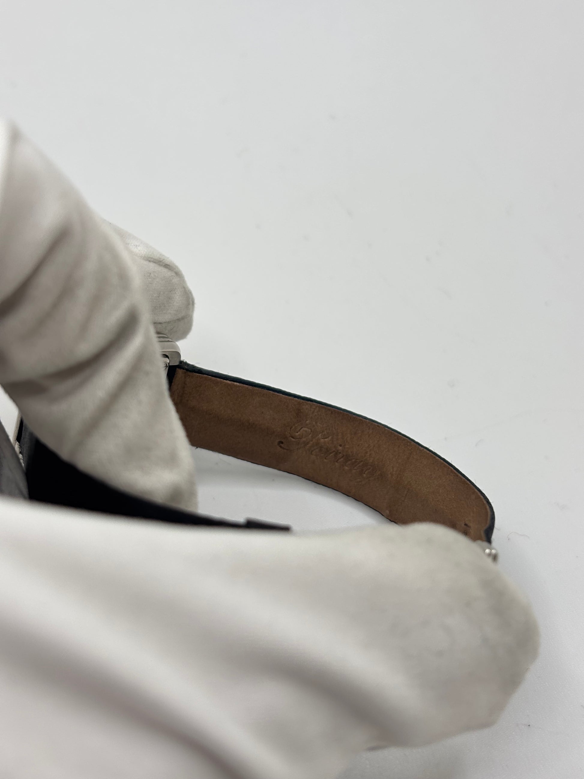 Montre Poiray Ma Première petit modèle en acier avec boîtier de 21,30 × 18,20 mm, cadran blanc épuré sans chiffres et verre minéral. Animée par un mouvement quartz, cette montre femme est équipée de son bracelet textile noir et de sa boucle ardillon d'origine en acier. Révisée, en excellent état et garantie 1 an, cette montre de luxe au style intemporel incarne l'élégance parisienne et le savoir-faire horloger de la maison Poiray.