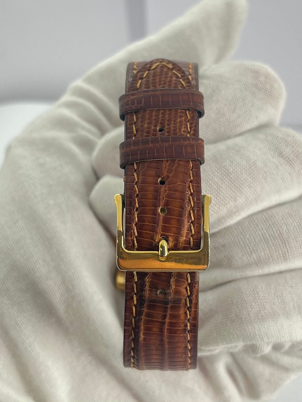 La Milus Vintage en or 18K est une montre élégante et rare, symbole du savoir-faire horloger traditionnel. Son boîtier en or massif lui confère un charme intemporel et une valeur durable. Idéale pour les amateurs de pièces de collection, elle incarne le raffinement d’une époque et l’authenticité d’un design horloger classique.