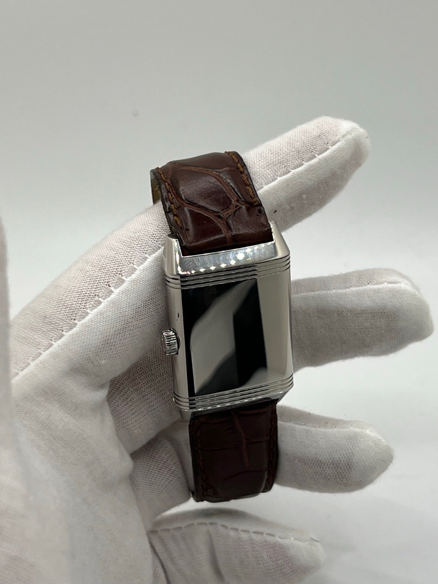 Découvrez la Montre Jaeger-LeCoultre Reverso Grande Taille 270.8.62, un garde-temps emblématique alliant élégance et ingénierie horlogère. Avec son boîtier rectangulaire emblématique et son design raffiné, ce modèle incarne le savoir-faire exceptionnel de Jaeger-LeCoultre. Idéale pour les passionnés de haute horlogerie, cette montre offre un style intemporel et une mécanique de précision. Un choix parfait pour les amateurs de montres de luxe et de pièces d’exception.