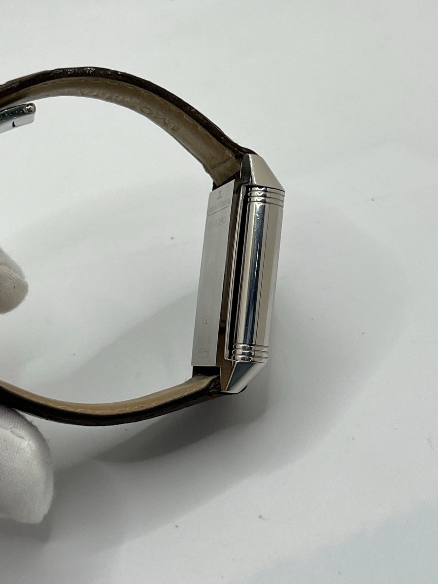 Découvrez la Montre Jaeger-LeCoultre Reverso Grande Taille 270.8.62, un garde-temps emblématique alliant élégance et ingénierie horlogère. Avec son boîtier rectangulaire emblématique et son design raffiné, ce modèle incarne le savoir-faire exceptionnel de Jaeger-LeCoultre. Idéale pour les passionnés de haute horlogerie, cette montre offre un style intemporel et une mécanique de précision. Un choix parfait pour les amateurs de montres de luxe et de pièces d’exception.