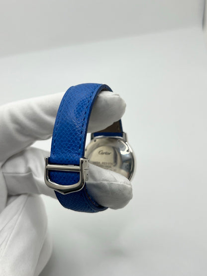 Montre Cartier Must de Cartier Ronde, modèle femme élégant à mouvement quartz. Boîtier rond en métal précieux, cadran blanc raffiné avec chiffres romains, design classique signature Cartier. Bracelet cuir bleu avec boucle ardillon en acier. Verre saphir résistant, diamètre 33 mm. Montre de luxe d’occasion en très bon état, avec légères traces d’usage peu visibles. Révisée en interne le 22 avril 2026. Livrée avec coffret d’origine, sans papiers, disponible à Paris.
