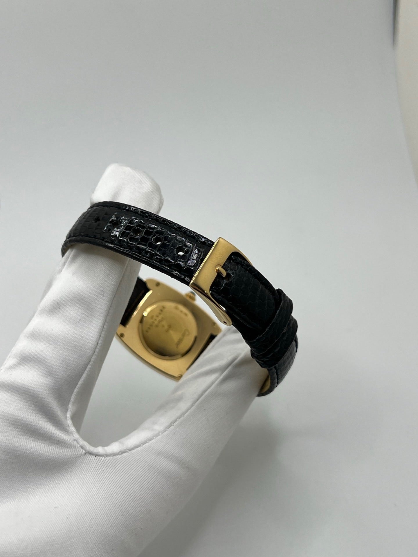 Montre Cartier Fabergé vintage en or jaune avec boîtier rectangulaire de 26 mm, cadran blanc à chiffres romains et bracelet en cuir noir. Ce modèle élégant à remontage manuel, fabriqué vers 1970, séduit par son style intemporel et raffiné. Montre homme ou unisexe d’occasion en très bon état, livrée avec coffret d’origine, idéale pour les amateurs d’horlogerie de luxe et de pièces vintage authentiques.