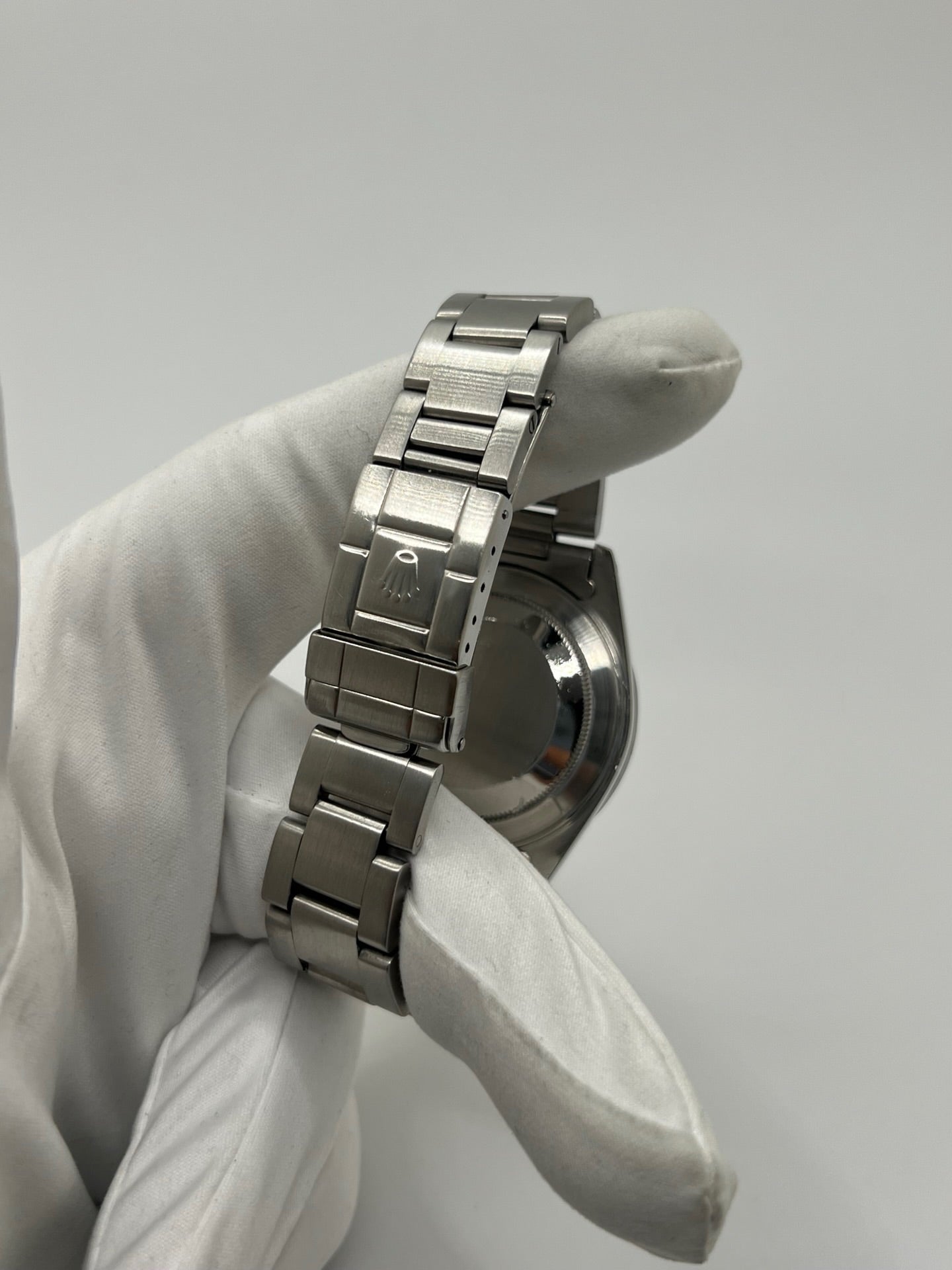 Montre Rolex Explorer II 16570 pour homme ou unisexe en acier, équipée d’un mouvement automatique calibre 3185 avec réserve de marche de 50 heures. Ce modèle emblématique de 1989 présente un boîtier de 40 mm, une lunette en acier, un cadran blanc sans chiffres, un verre saphir et un bracelet en acier avec boucle pliante. Fonction date et GMT. Montre de luxe d’occasion en bon état, révisée en interne, avec coffret d’origine, idéale pour les amateurs de Rolex Explorer II vintage.