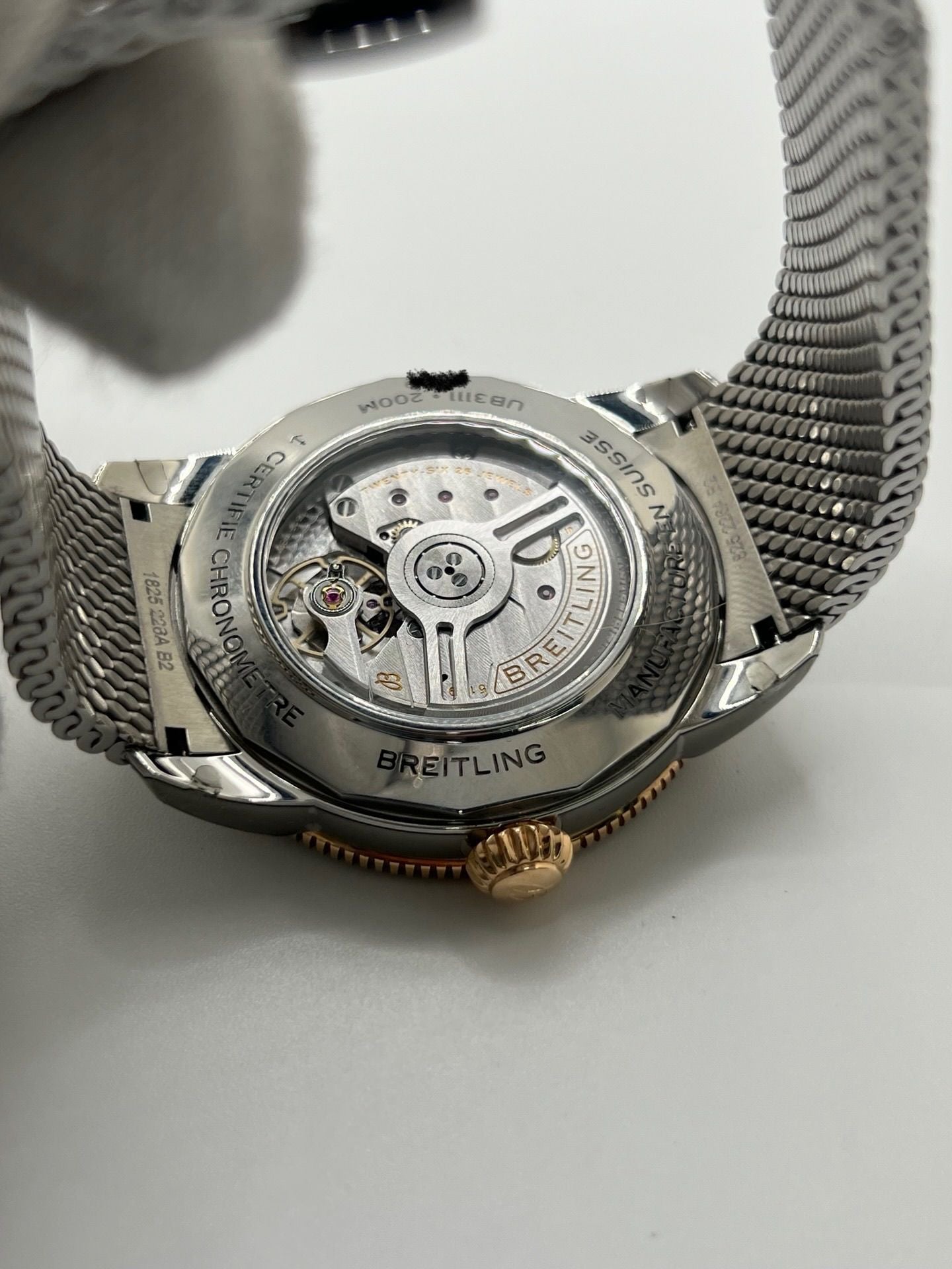 Montre de plongée Breitling Superocean Heritage 42 en or et acier, équipée d’un mouvement automatique et d’une réserve de marche longue durée. Boîtier de 42 mm, cadran noir, verre saphir et bracelet acier. Modèle moderne et robuste, étanche à 20 ATM, idéal pour un usage quotidien ou sportif. Référence UB3111241B1A1, état neuf, jamais portée.