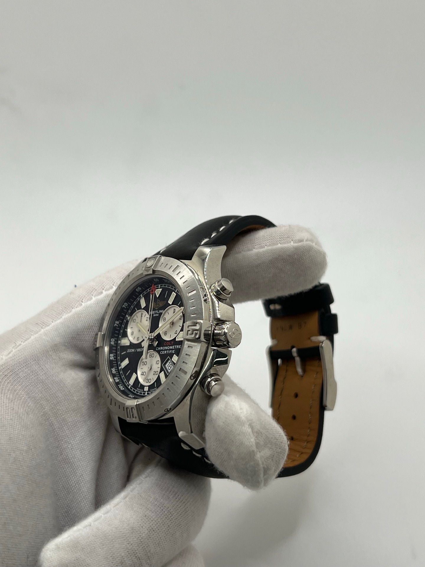Montre Breitling Colt Chronograph A7338811/BD43 pour homme, chronographe à quartz avec boîtier en acier de 44 mm, cadran noir et bracelet en cuir noir. Modèle sportif et élégant, étanche à 20 ATM, avec fonction date et tachymètre. Livrée avec coffret et papiers d’origine, en excellent état, révisée en 2025 à Paris.