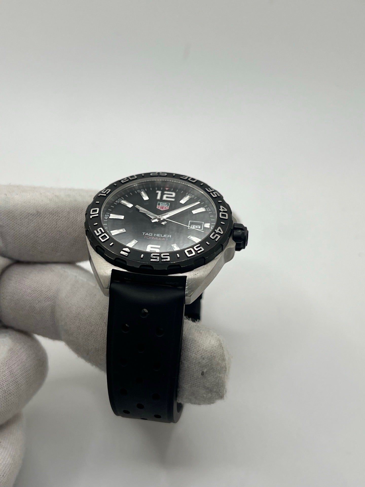 Montre TAG Heuer Formula 1 Quartz référence WAZ1110 avec boîtier en acier de 41 mm, cadran noir et verre saphir résistant aux rayures. Modèle sportif étanche à 200 mètres, équipé d’un bracelet en caoutchouc noir avec boucle déployante en acier. Cette montre homme ou unisexe d’occasion présente des traces d’usure visibles, révisée en février 2026, idéale pour un usage quotidien ou une collection horlogère sportive.