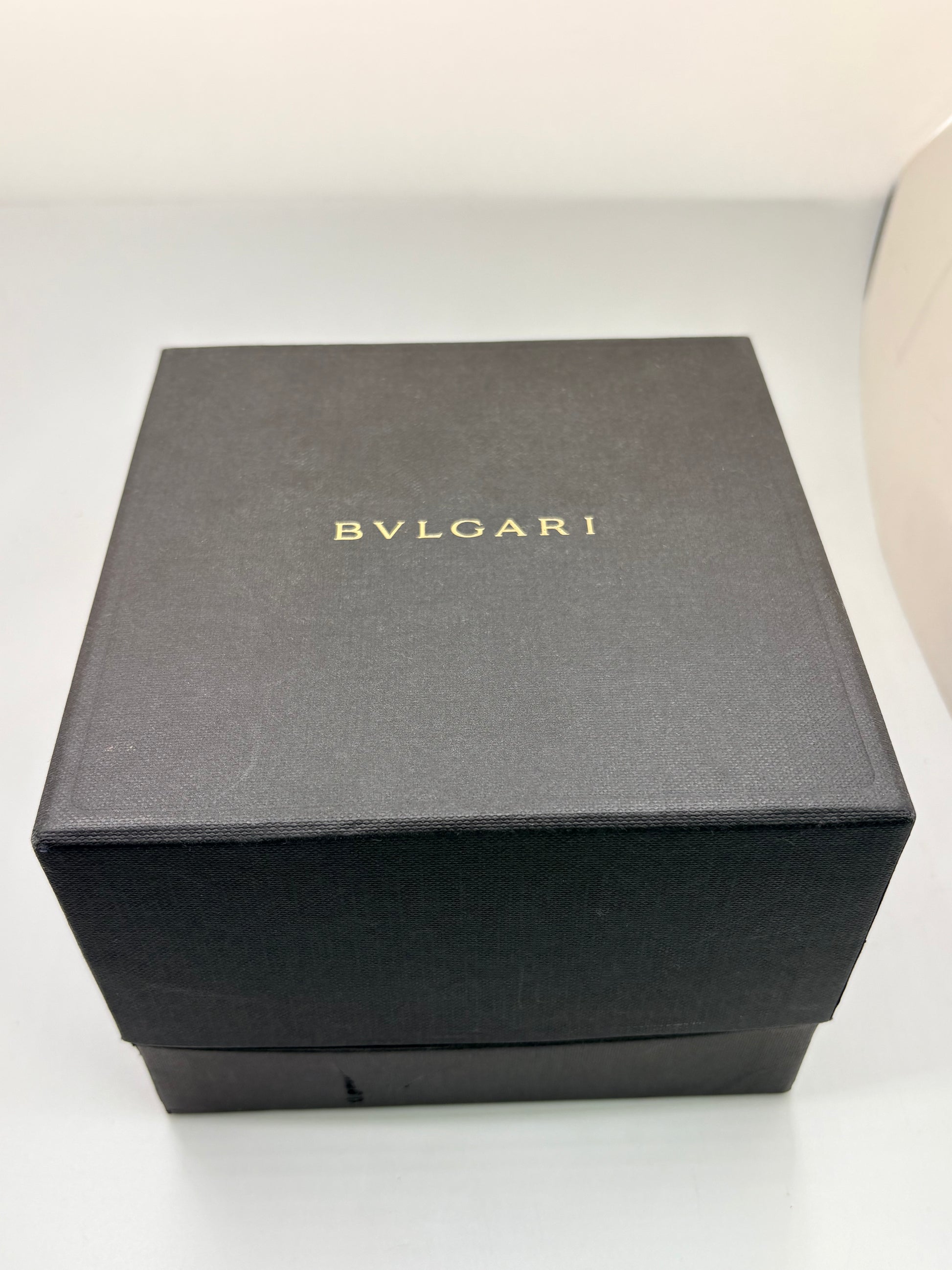 Montre Bulgari Diagono référence CH 35 G en or jaune avec boîtier de 35 mm, d'année inconnue et animée par un mouvement à quartz d'exception comptant 22 pierres. Son cadran blanc à index bâtons avec chronographe et dateur est protégé par un verre saphir et complété par un bracelet en or jaune avec boucle pliante. Cette montre Bulgari d'occasion est en très bon état, révisée en interne et livrée avec son coffret d'origine. Une pièce d'exception disponible à Paris.