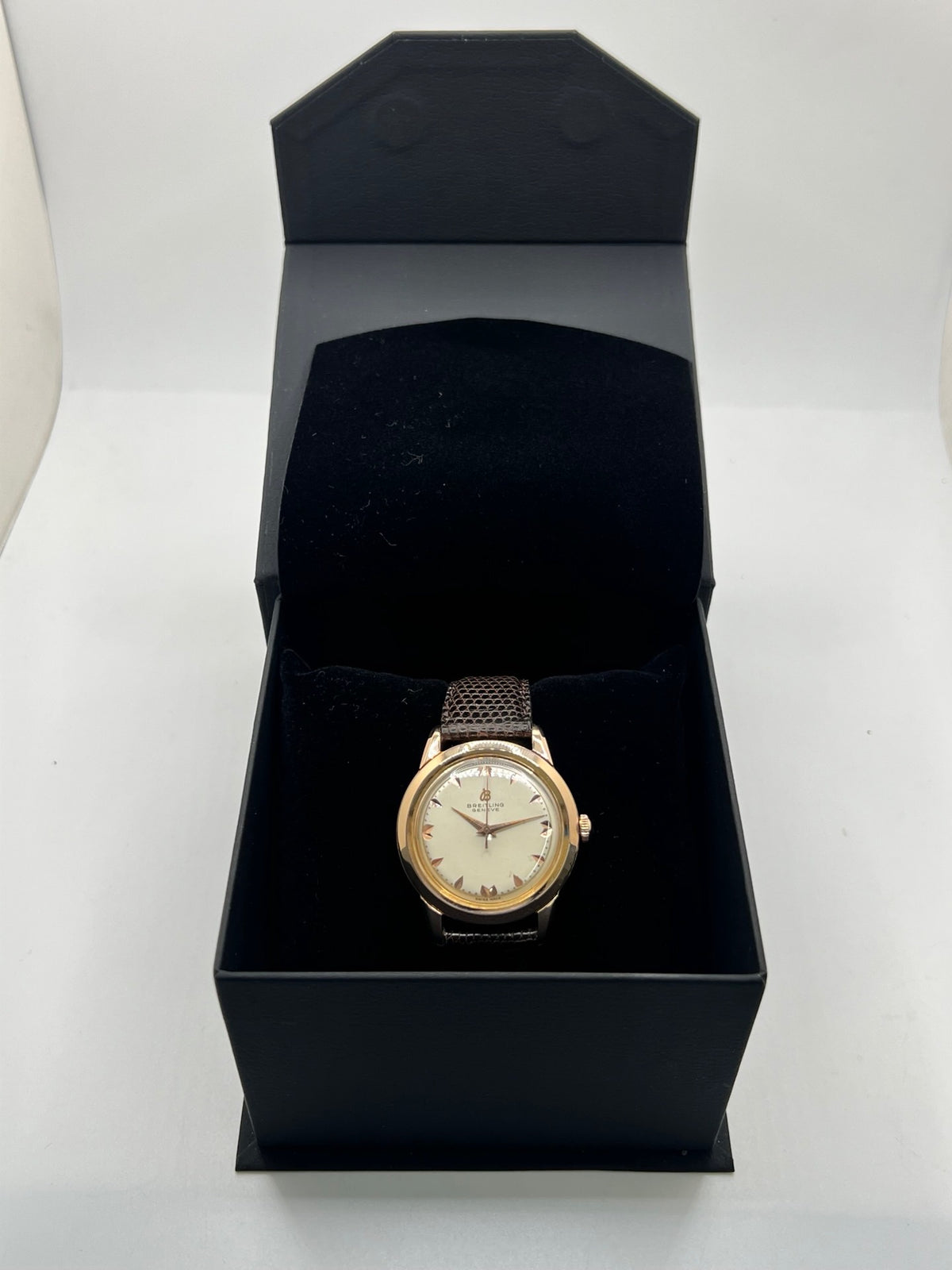 Montre Breitling Genève 2907 à remontage manuel, dotée d’un boîtier plaqué or de 35 mm et d’un calibre 220. Son cadran blanc est protégé par un verre Plexiglas et associé à un bracelet en cuir de lézard noir avec boucle ardillon en acier. Cette montre vintage Breitling Genève 2907, en très bon état, présente de légères traces d’usure. Révisée en interne en septembre 2026, elle est proposée sans coffret ni papiers d’origine.