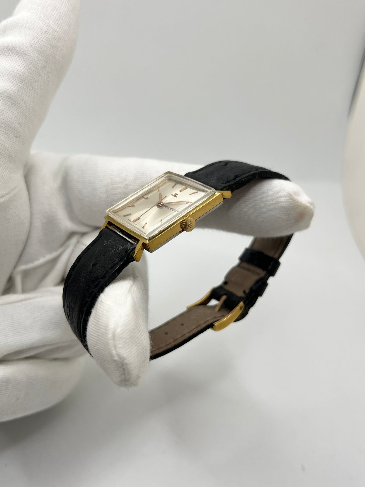 Montre Jaeger-LeCoultre Vintage Carrée, modèle ancien au design élégant et intemporel. Cette montre-bracelet Jaeger-LeCoultre se distingue par son boîtier de forme carrée et son style classique, idéal pour les amateurs d’horlogerie vintage. Une pièce raffinée de la maison Jaeger-LeCoultre, parfaite pour compléter une tenue élégante ou enrichir une collection de montres anciennes et de garde-temps de caractère.