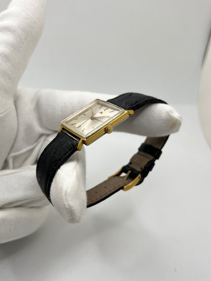 Montre Jaeger-LeCoultre Vintage Carrée, modèle ancien au design élégant et intemporel. Cette montre-bracelet Jaeger-LeCoultre se distingue par son boîtier de forme carrée et son style classique, idéal pour les amateurs d’horlogerie vintage. Une pièce raffinée de la maison Jaeger-LeCoultre, parfaite pour compléter une tenue élégante ou enrichir une collection de montres anciennes et de garde-temps de caractère.