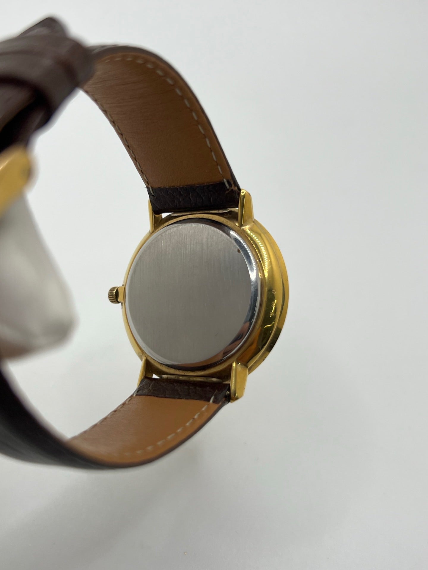 Montre Omega De Ville référence 151.0039 vintage de 1973 en acier avec mouvement automatique calibre 711, cadran doré et bracelet en cuir noir. Ce modèle homme ou unisexe de 35,5 mm présente un design élégant et intemporel. Montre d’occasion en très bon état, révisée en interne le 13 mars 2026, avec légères traces d’usure discrètes. Pièce classique de collection sans coffret ni papiers d’origine.