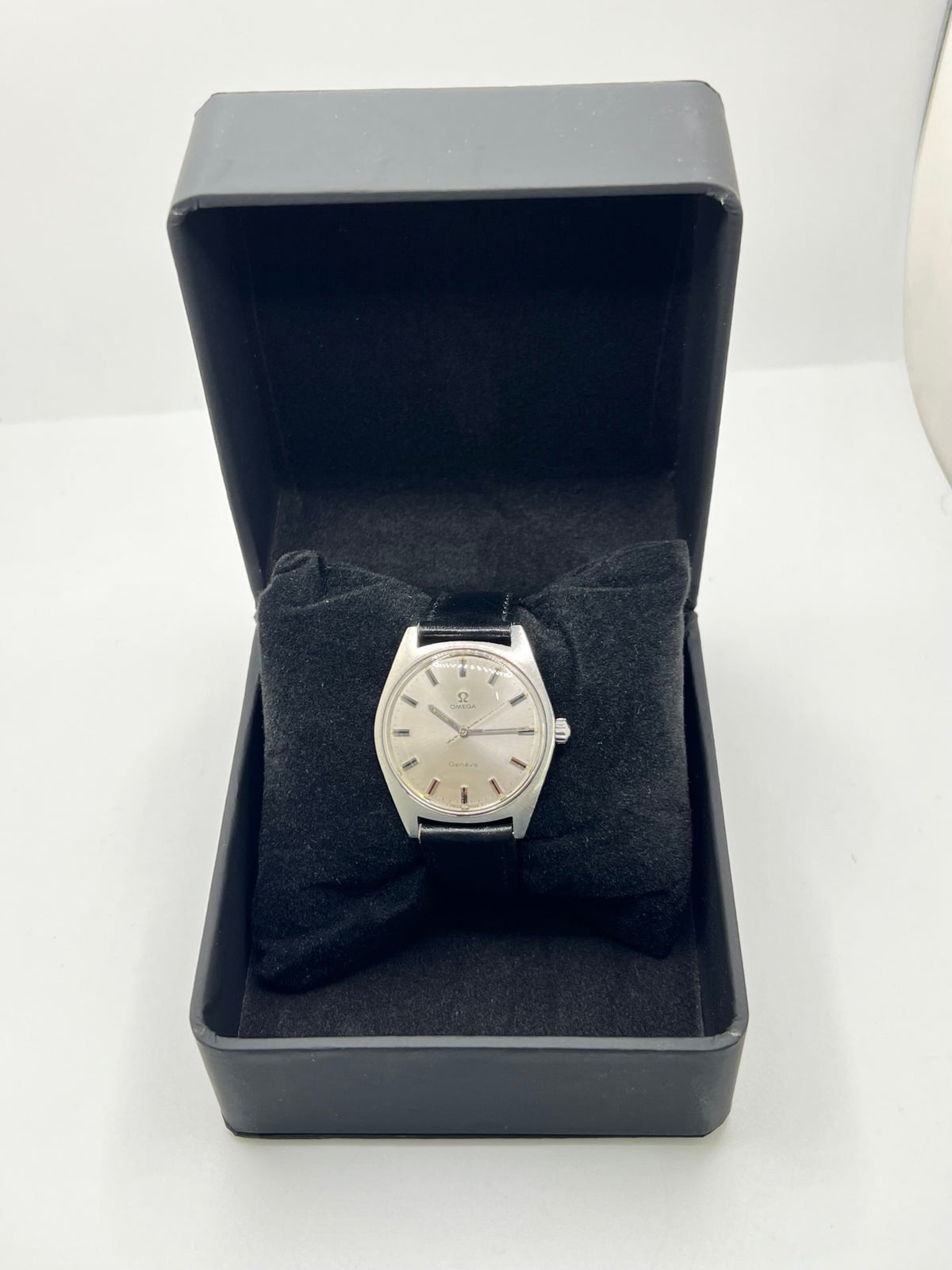 Montre Omega Genève 135.041 vintage de 1969, équipée d’un mouvement à remontage manuel avec calibre 601, offrant une réserve de marche de 48 heures. Son boîtier en acier de 34 mm est associé à un cadran argent à index bâtons, protégé par un verre Plexiglas. Cette Omega Genève est montée sur un bracelet noir en cuir de vache avec boucle ardillon en acier. En bon état, elle présente des traces d’usure visibles.