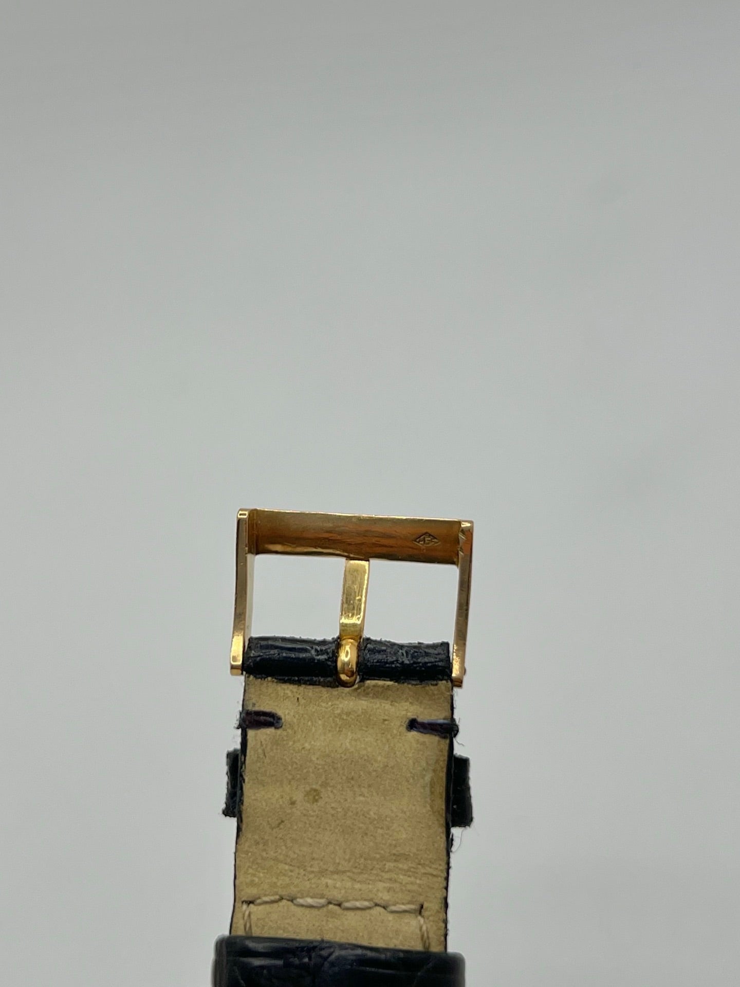 Montre Omega Seamaster DeVille vintage de 1961 en or jaune 14 carats, équipée d’un mouvement automatique calibre 560. Boîtier rond de 34 mm avec verre plexiglas, cadran champagne à index bâtons et date. Bracelet en cuir de crocodile noir avec boucle en or. Montre homme élégante et intemporelle, en bon état avec traces d’usure, récemment révisée, idéale pour collection ou usage quotidien.