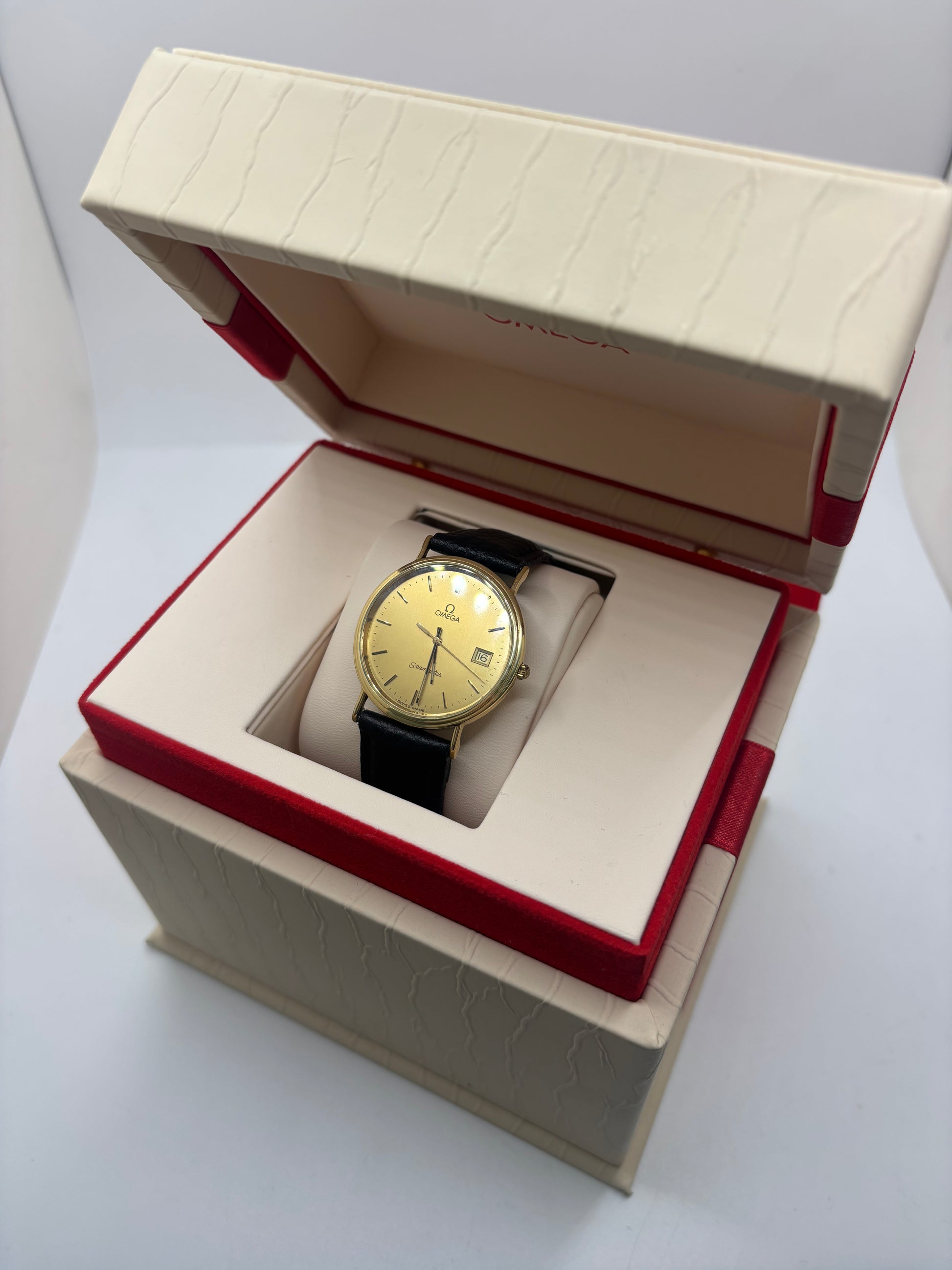 Omega Seamaster référence 196.750 en or jaune 18K, montre vintage de 1986 équipée d'un mouvement quartz précis. Son boîtier de 32,5 mm, son cadran champagne et son bracelet en cuir noir lui confèrent une élégance intemporelle. Révisée, garantie 1 an et livrée avec sa boîte d'origine, cette Omega Seamaster d'occasion en excellent état est idéale pour les collectionneurs et les amateurs de montres de luxe suisses.