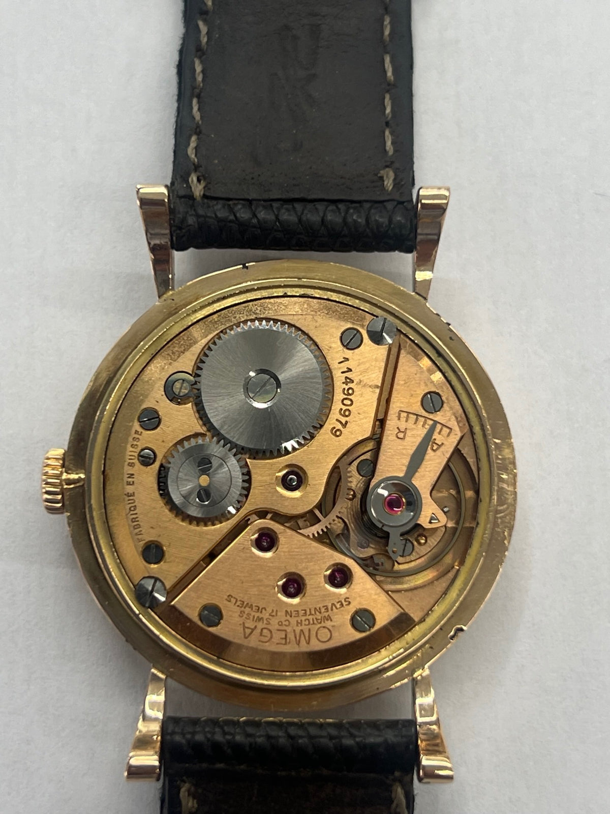 Montre Omega Vintage équipée du célèbre calibre mécanique 30T2 à remontage manuel. Cette montre ancienne, datant approximativement de 1948, présente un boîtier en or rose de 33 mm et un élégant cadran blanc à index bâtons. Son bracelet en cuir de crocodile noir complète son esthétique classique et intemporelle. Cette Omega Vintage calibre 30T2 incarne le charme d’une montre de collection, alliant savoir-faire horloger, élégance et authenticité.