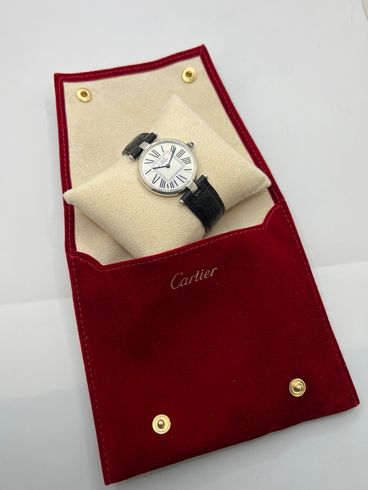 Montre Cartier Must Vendôme référence 1860 avec boîtier rond en argent de 30 mm et cadran argent à chiffres romains signature. Mouvement quartz fiable et élégant, protégé par un verre. Bracelet en cuir noir avec boucle ardillon offrant un porté confortable et raffiné. Modèle emblématique au style classique et intemporel, idéal pour une tenue habillée ou une collection de montres vintage. Montre d’occasion en très bon état, révisée et prête à être portée au quotidien.