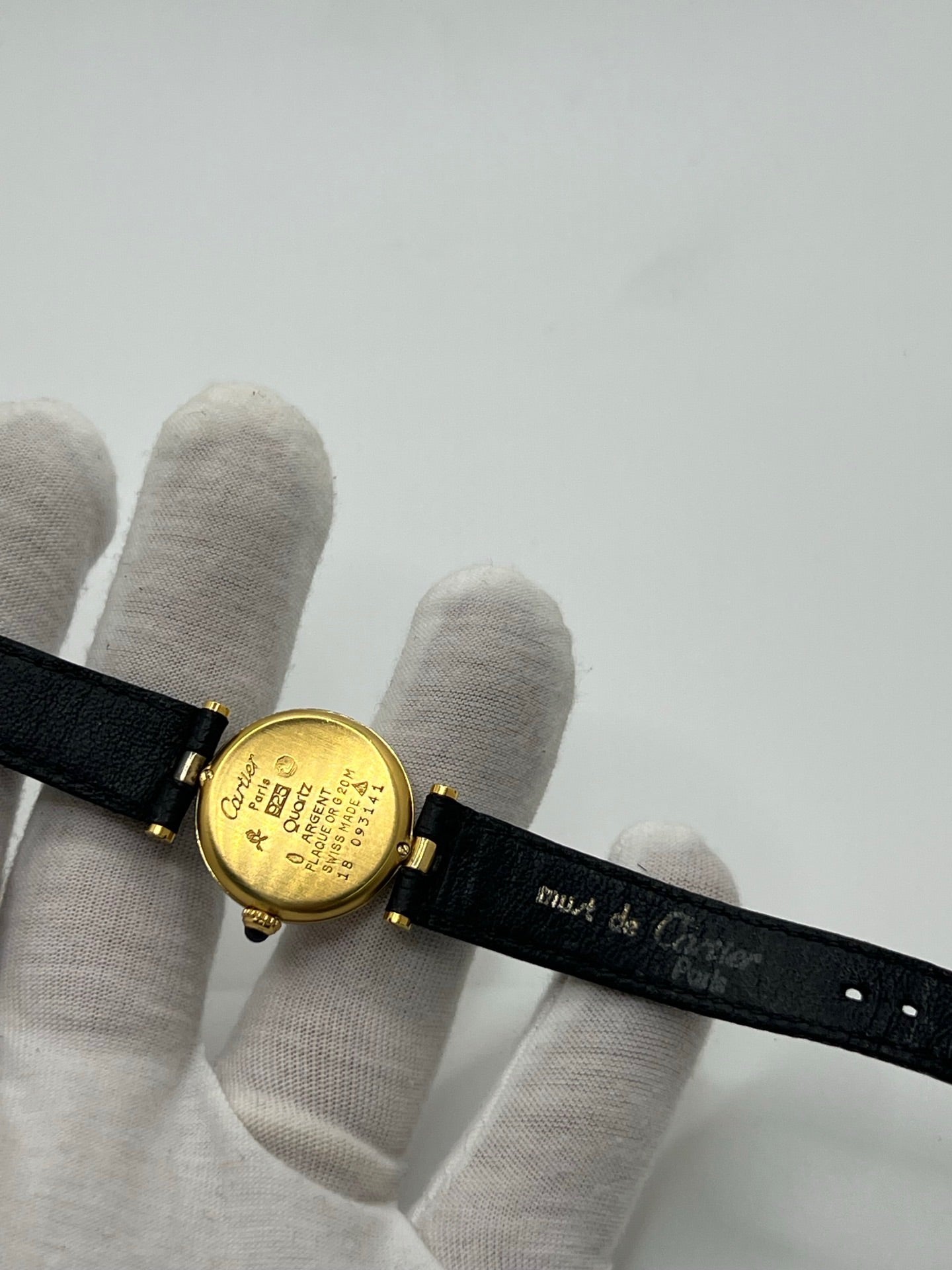 Montre Cartier Must de Cartier Vendome pour femme, boîtier argent de 24 mm avec cadran noir sans chiffres, mouvement quartz précis, verre saphir résistant aux rayures, bracelet cuir noir avec boucle ardillon en acier. État d’occasion très bon, livrée avec coffret d’origine. Élégante et intemporelle, idéale pour collection ou usage quotidien.
