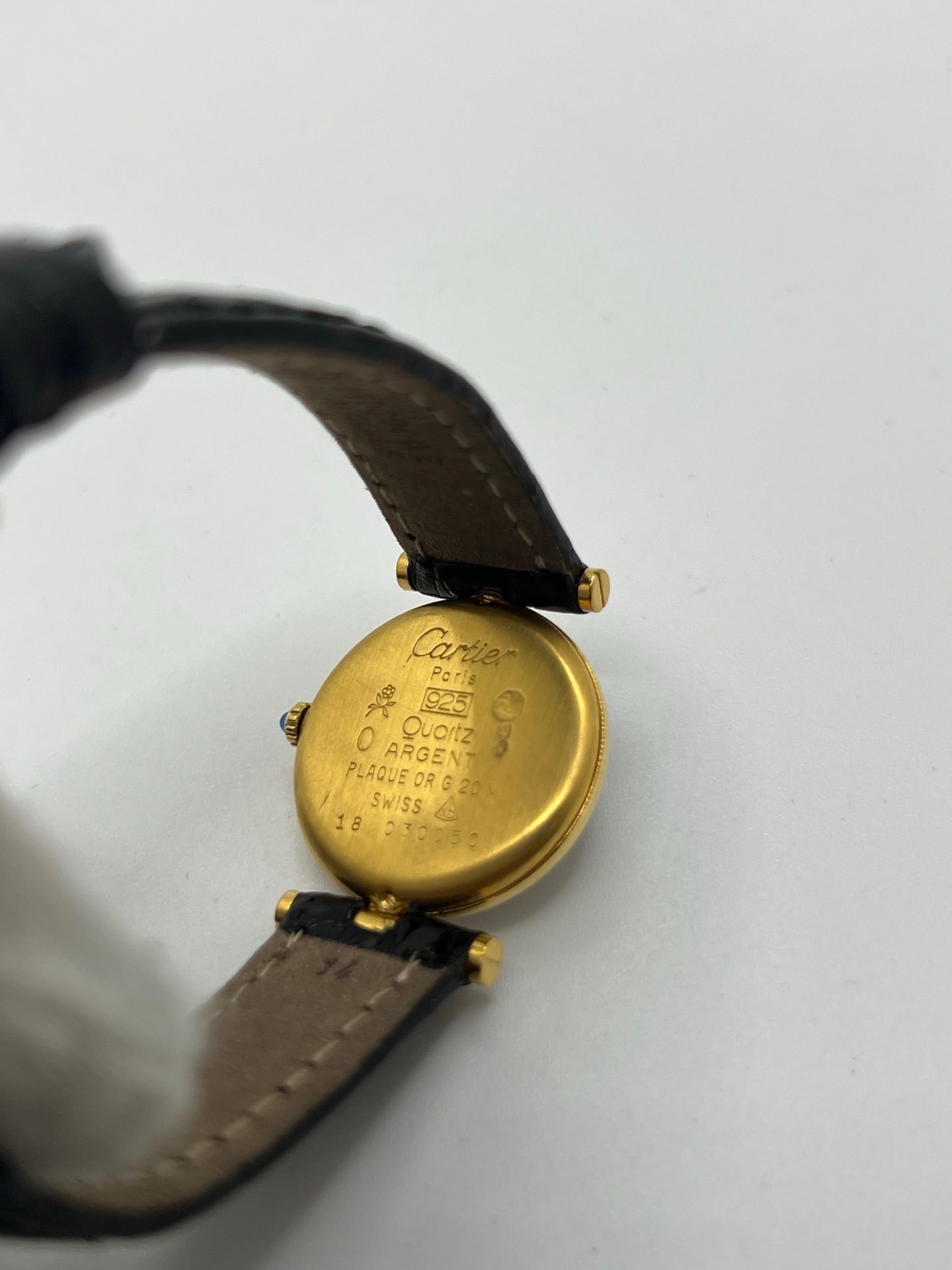 Montre Cartier Must Vendome pour femme, équipée d’un mouvement quartz et d’un boîtier en argent de 24 mm. Ce modèle d’occasion en très bon état dispose d’un cadran noir sans chiffres, d’un verre saphir et d’un bracelet en cuir avec boucle ardillon en acier. Élégante et raffinée, la Cartier Must Vendome séduit par son design classique et intemporel, idéale pour les passionnées de montres de luxe au style discret et sophistiqué.