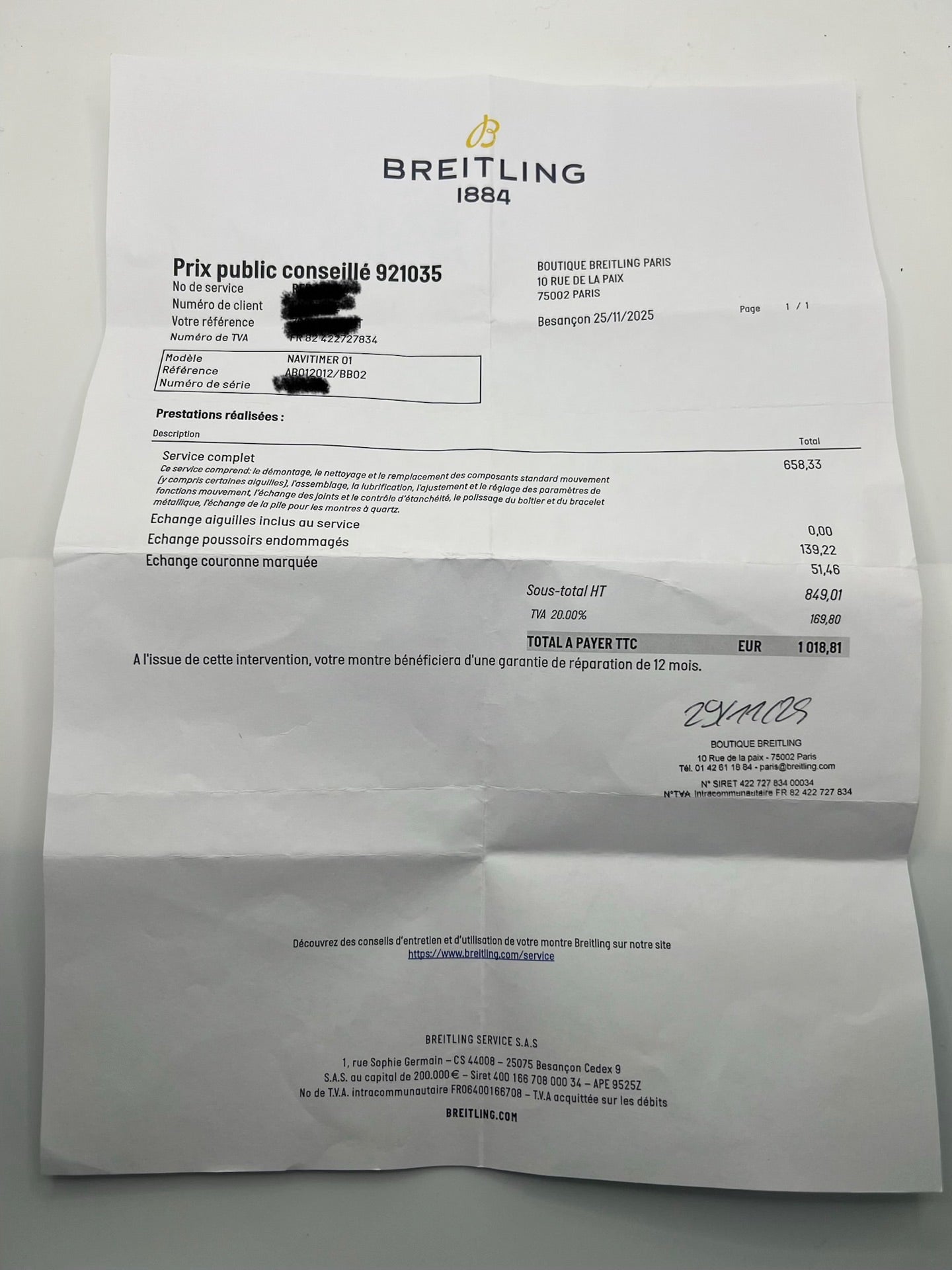 Montre chronographe automatique Breitling Navitimer 01 référence AB012012/BB02 en acier, boîtier de 43 mm avec cadran noir emblématique et règle à calcul circulaire. Modèle iconique équipé du calibre manufacture Breitling 01 offrant 70 heures de réserve de marche. Bracelet en acier avec boucle déployante. Montre homme d’occasion en très bon état, révisée par le fabricant, livrée avec coffret et papiers d’origine.