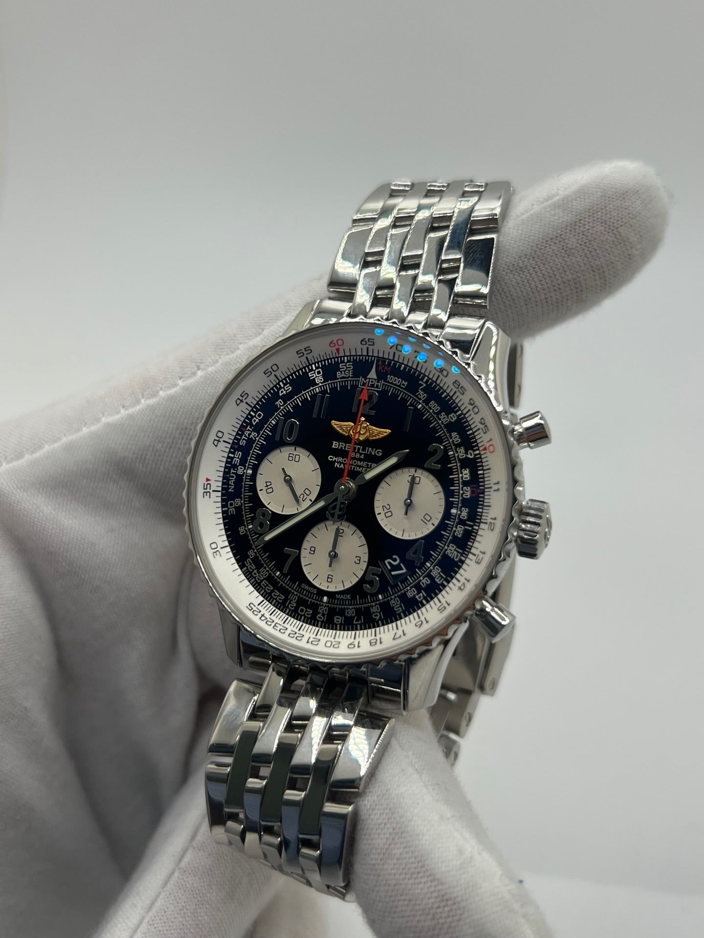 Montre chronographe automatique Breitling Navitimer 01 référence AB012012/BB02 en acier, boîtier de 43 mm avec cadran noir emblématique et règle à calcul circulaire. Modèle iconique équipé du calibre manufacture Breitling 01 offrant 70 heures de réserve de marche. Bracelet en acier avec boucle déployante. Montre homme d’occasion en très bon état, révisée par le fabricant, livrée avec coffret et papiers d’origine.