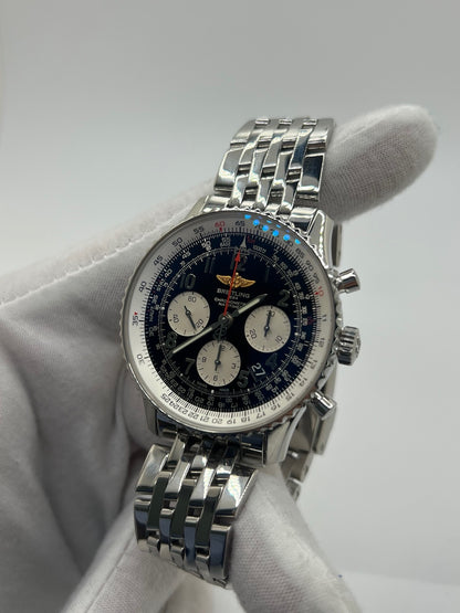 Montre chronographe automatique Breitling Navitimer 01 référence AB012012/BB02 en acier, boîtier de 43 mm avec cadran noir emblématique et règle à calcul circulaire. Modèle iconique équipé du calibre manufacture Breitling 01 offrant 70 heures de réserve de marche. Bracelet en acier avec boucle déployante. Montre homme d’occasion en très bon état, révisée par le fabricant, livrée avec coffret et papiers d’origine.