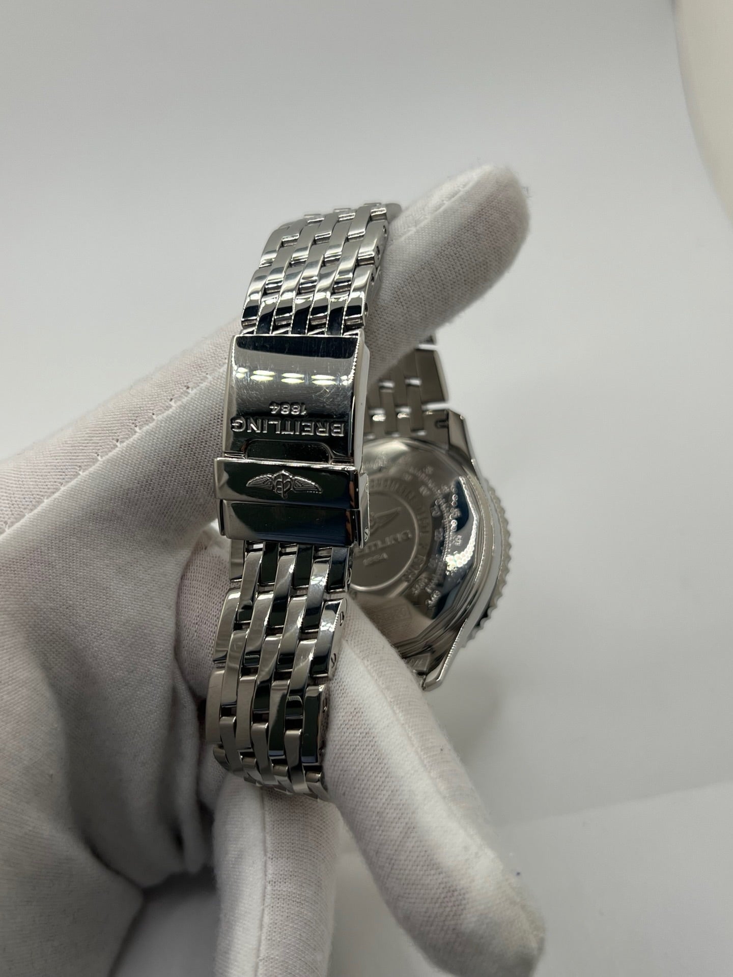 Montre chronographe automatique Breitling Navitimer 01 référence AB012012/BB02 en acier, boîtier de 43 mm avec cadran noir emblématique et règle à calcul circulaire. Modèle iconique équipé du calibre manufacture Breitling 01 offrant 70 heures de réserve de marche. Bracelet en acier avec boucle déployante. Montre homme d’occasion en très bon état, révisée par le fabricant, livrée avec coffret et papiers d’origine.