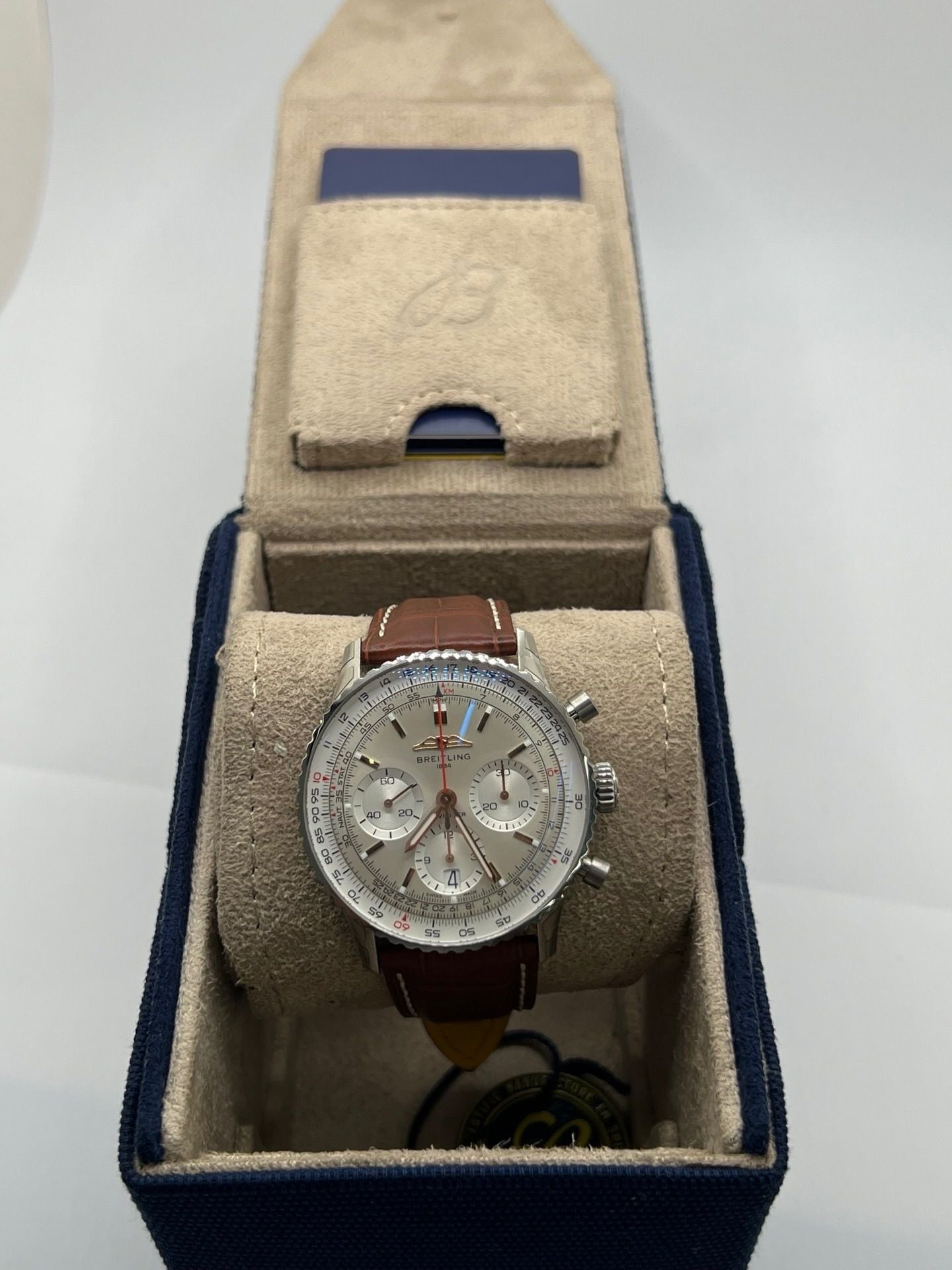 Montre de luxe Breitling Navitimer 1 B01 Chronograph référence AB0139211G1P1 en acier, équipée d’un mouvement automatique avec réserve de marche de 70 heures. Boîtier de 41 mm, cadran argent, verre saphir et bracelet en cuir de crocodile brun. Chronographe précis, étanchéité 3 ATM, modèle neuf livré avec coffret et papiers d’origine.