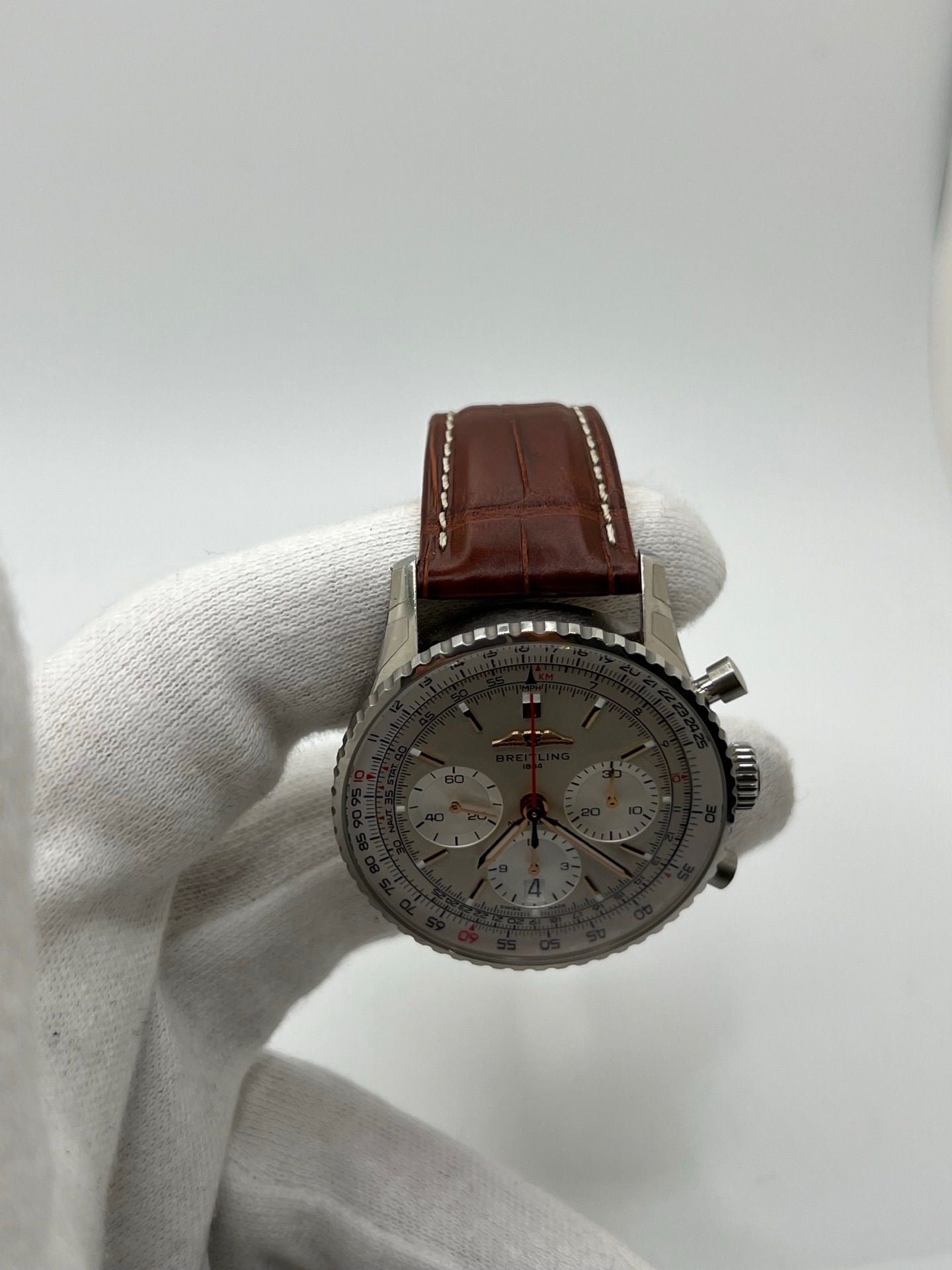 Montre de luxe Breitling Navitimer 1 B01 Chronograph référence AB0139211G1P1 en acier, équipée d’un mouvement automatique avec réserve de marche de 70 heures. Boîtier de 41 mm, cadran argent, verre saphir et bracelet en cuir de crocodile brun. Chronographe précis, étanchéité 3 ATM, modèle neuf livré avec coffret et papiers d’origine.