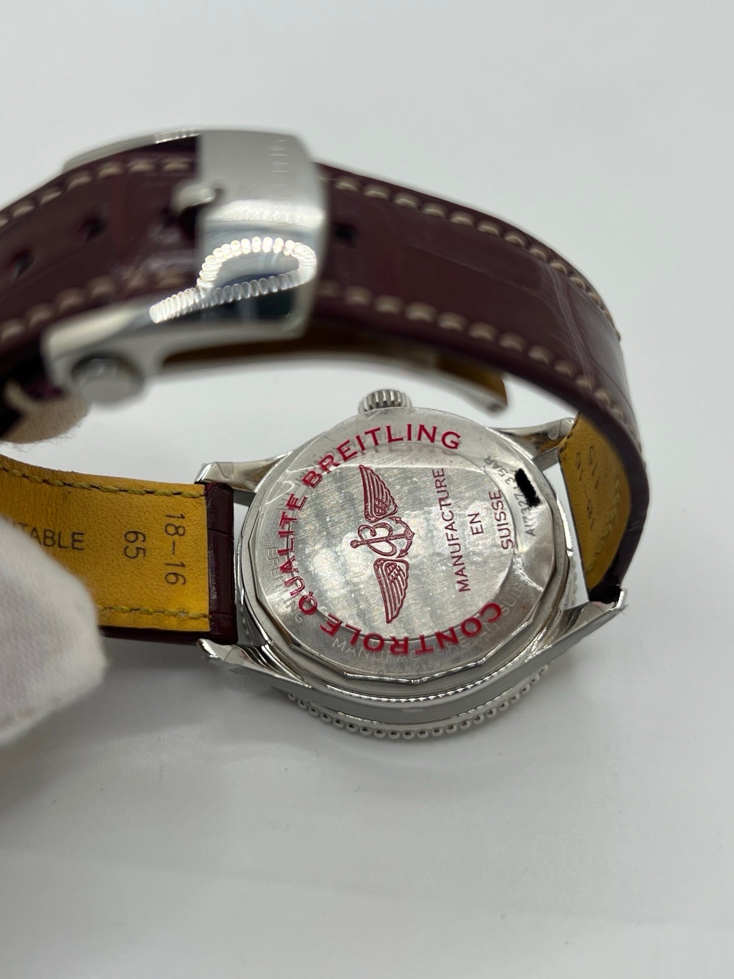 Montre Breitling Navitimer A17327211G1P1 pour femme, modèle automatique en acier de 36 mm avec cadran argent sans chiffres et verre saphir. Cette montre de luxe dispose du calibre Breitling 17 avec une réserve de marche de 38 heures. Elle est équipée d’un bracelet en cuir bordeaux avec boucle déployante en acier. Montre étanche à 3 ATM, état neuf, jamais portée, sans coffret ni papiers d’origine.