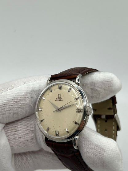 Découvrez la Montre Omega Bumper Automatic 2446-1, un garde-temps vintage au charme intemporel. Dotée d’un mouvement automatique « Bumper », cette pièce emblématique témoigne du savoir-faire horloger d’Omega. Son design élégant et sa mécanique de précision en font un choix idéal pour les collectionneurs et amateurs de montres d’exception. Un modèle rare qui allie histoire et sophistication.