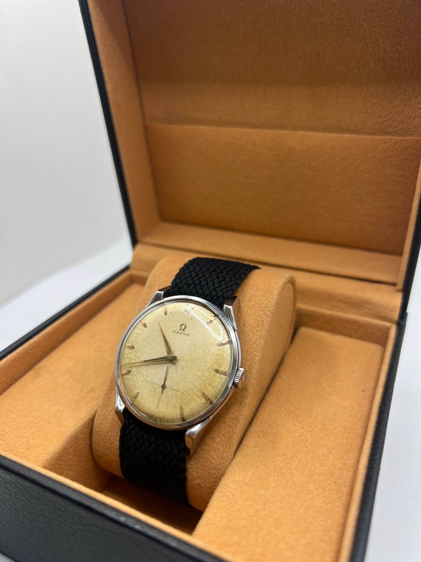 Montre Omega Classic Jumbo 2603-12 rare, modèle vintage des années 1950 avec boîtier oversize en acier de 37,5 mm. Mouvement mécanique à remontage manuel calibre 266. Cadran argenté à chiffres arabes avec petite seconde. Pièce recherchée par les collectionneurs pour son design intemporel et son format hors norme. Montre homme/unisexe, en bon état de fonctionnement, révisée en juillet 2025.