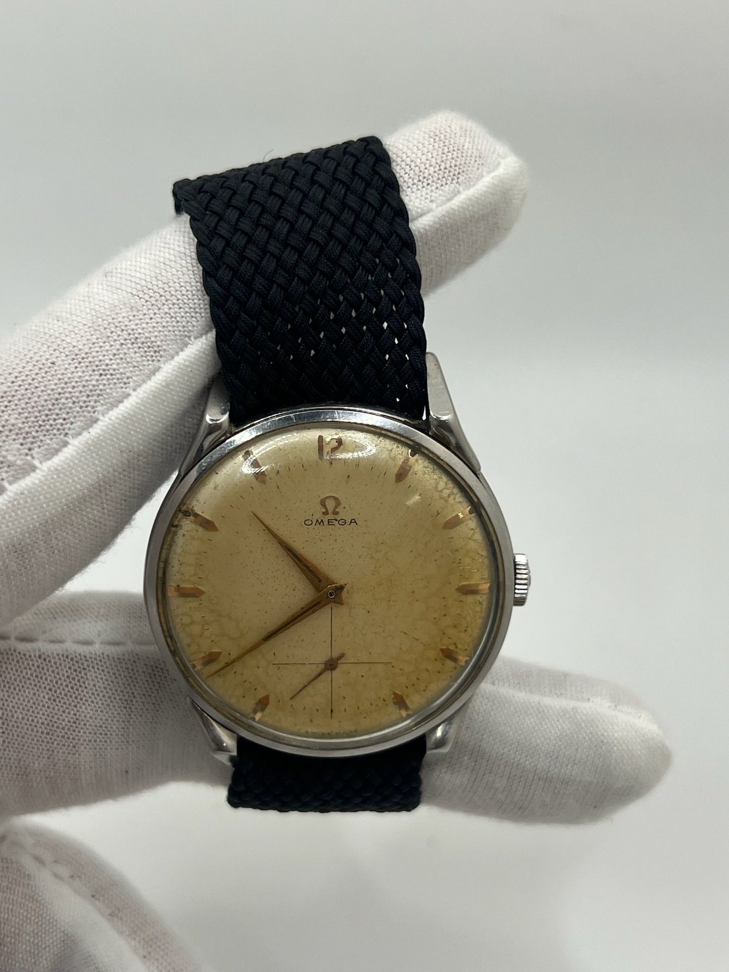 Montre Omega Classic Jumbo 2603-12 rare, modèle vintage des années 1950 avec boîtier oversize en acier de 37,5 mm. Mouvement mécanique à remontage manuel calibre 266. Cadran argenté à chiffres arabes avec petite seconde. Pièce recherchée par les collectionneurs pour son design intemporel et son format hors norme. Montre homme/unisexe, en bon état de fonctionnement, révisée en juillet 2025.