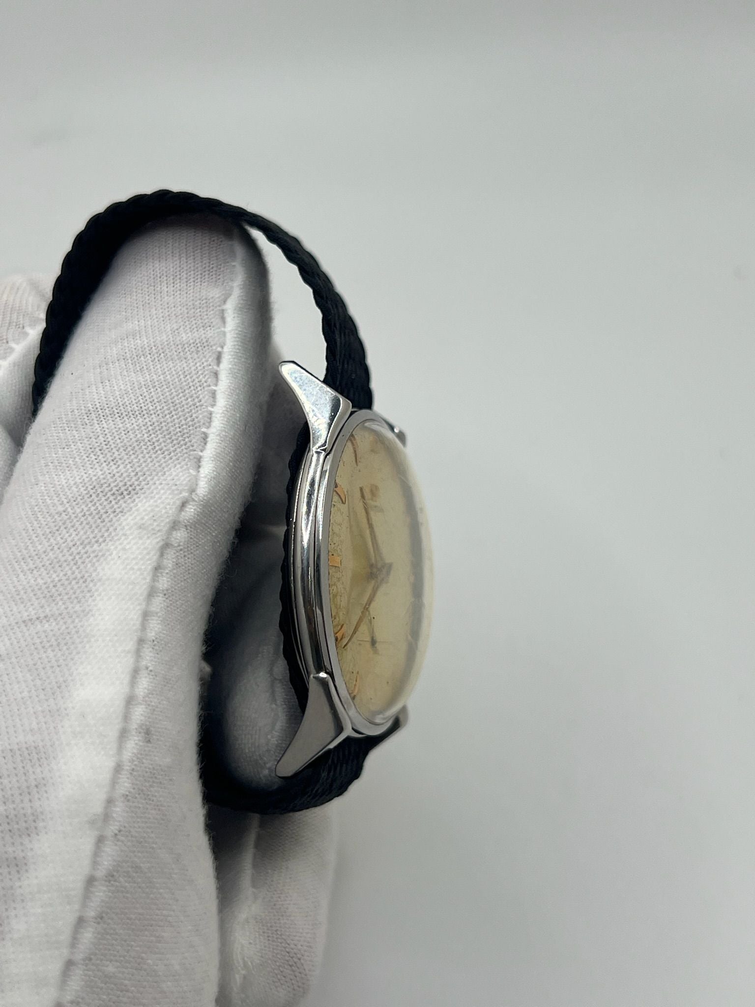 Montre Omega Classic Jumbo 2603-12 rare, modèle vintage des années 1950 avec boîtier oversize en acier de 37,5 mm. Mouvement mécanique à remontage manuel calibre 266. Cadran argenté à chiffres arabes avec petite seconde. Pièce recherchée par les collectionneurs pour son design intemporel et son format hors norme. Montre homme/unisexe, en bon état de fonctionnement, révisée en juillet 2025.