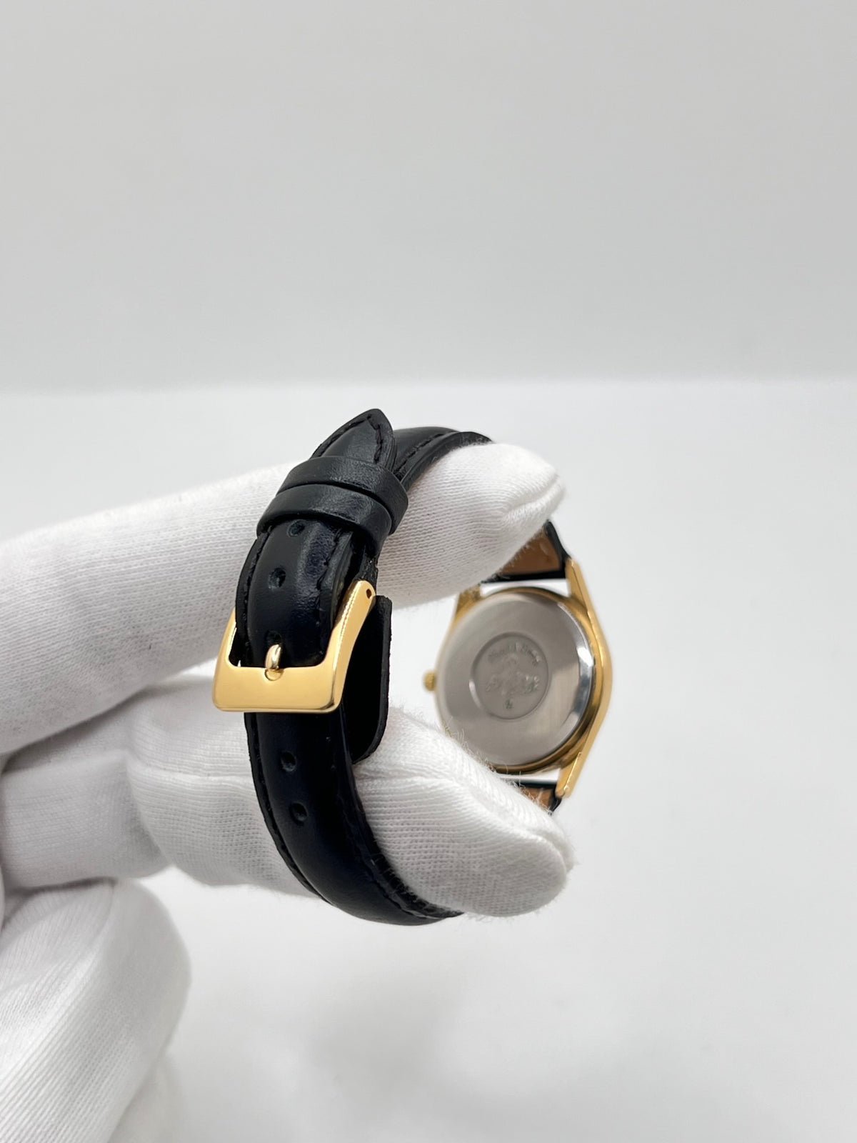 Montre Omega Seamaster 5960035 en très bon état, équipée d’un mouvement quartz et d’un boîtier plaqué or de 25 mm. Son cadran or à chiffres arabes est protégé par un verre saphir. Cette Omega Seamaster possède un bracelet en cuir noir avec boucle ardillon en acier. Destinée aux femmes, cette montre élégante dispose également d’une fonction date et est livrée avec son coffret d’origine. Un modèle intemporel alliant élégance et raffinement.