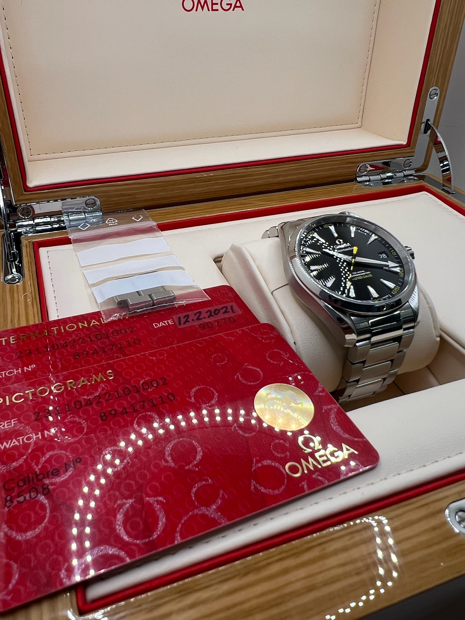 Omega Seamaster Aqua Terra 41,5 mm en acier inoxydable avec cadran noir épuré et index appliqués. Équipée du mouvement automatique calibre 8508 offrant 60 heures de réserve de marche et fonction date. Boîtier étanche 15 ATM, verre saphir résistant aux rayures et bracelet acier avec boucle déployante. Montre au style élégant et sportif, idéale au quotidien comme en tenue habillée. Modèle emblématique apprécié pour sa fiabilité et sa précision chronométrique.