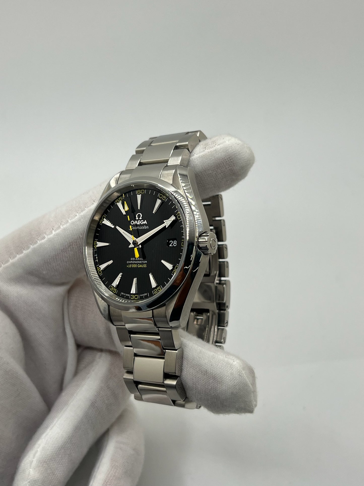 Omega Seamaster Aqua Terra 41,5 mm en acier inoxydable avec cadran noir épuré et index appliqués. Équipée du mouvement automatique calibre 8508 offrant 60 heures de réserve de marche et fonction date. Boîtier étanche 15 ATM, verre saphir résistant aux rayures et bracelet acier avec boucle déployante. Montre au style élégant et sportif, idéale au quotidien comme en tenue habillée. Modèle emblématique apprécié pour sa fiabilité et sa précision chronométrique.