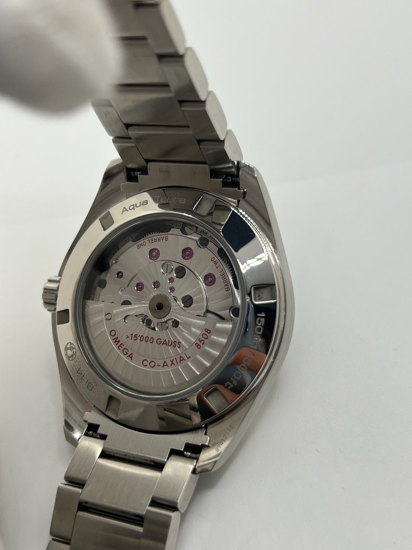 Omega Seamaster Aqua Terra 41,5 mm en acier inoxydable avec cadran noir épuré et index appliqués. Équipée du mouvement automatique calibre 8508 offrant 60 heures de réserve de marche et fonction date. Boîtier étanche 15 ATM, verre saphir résistant aux rayures et bracelet acier avec boucle déployante. Montre au style élégant et sportif, idéale au quotidien comme en tenue habillée. Modèle emblématique apprécié pour sa fiabilité et sa précision chronométrique.