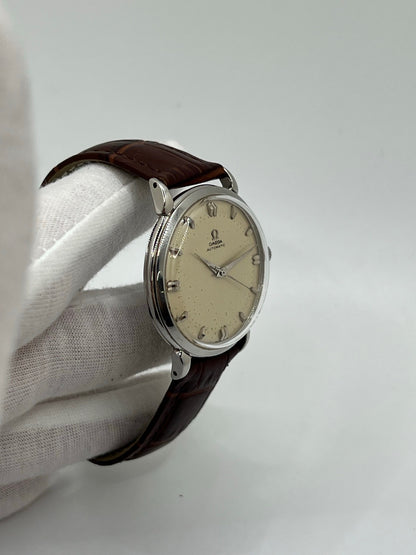 Découvrez la Montre Omega Bumper Automatic 2446-1, un garde-temps vintage au charme intemporel. Dotée d’un mouvement automatique « Bumper », cette pièce emblématique témoigne du savoir-faire horloger d’Omega. Son design élégant et sa mécanique de précision en font un choix idéal pour les collectionneurs et amateurs de montres d’exception. Un modèle rare qui allie histoire et sophistication.