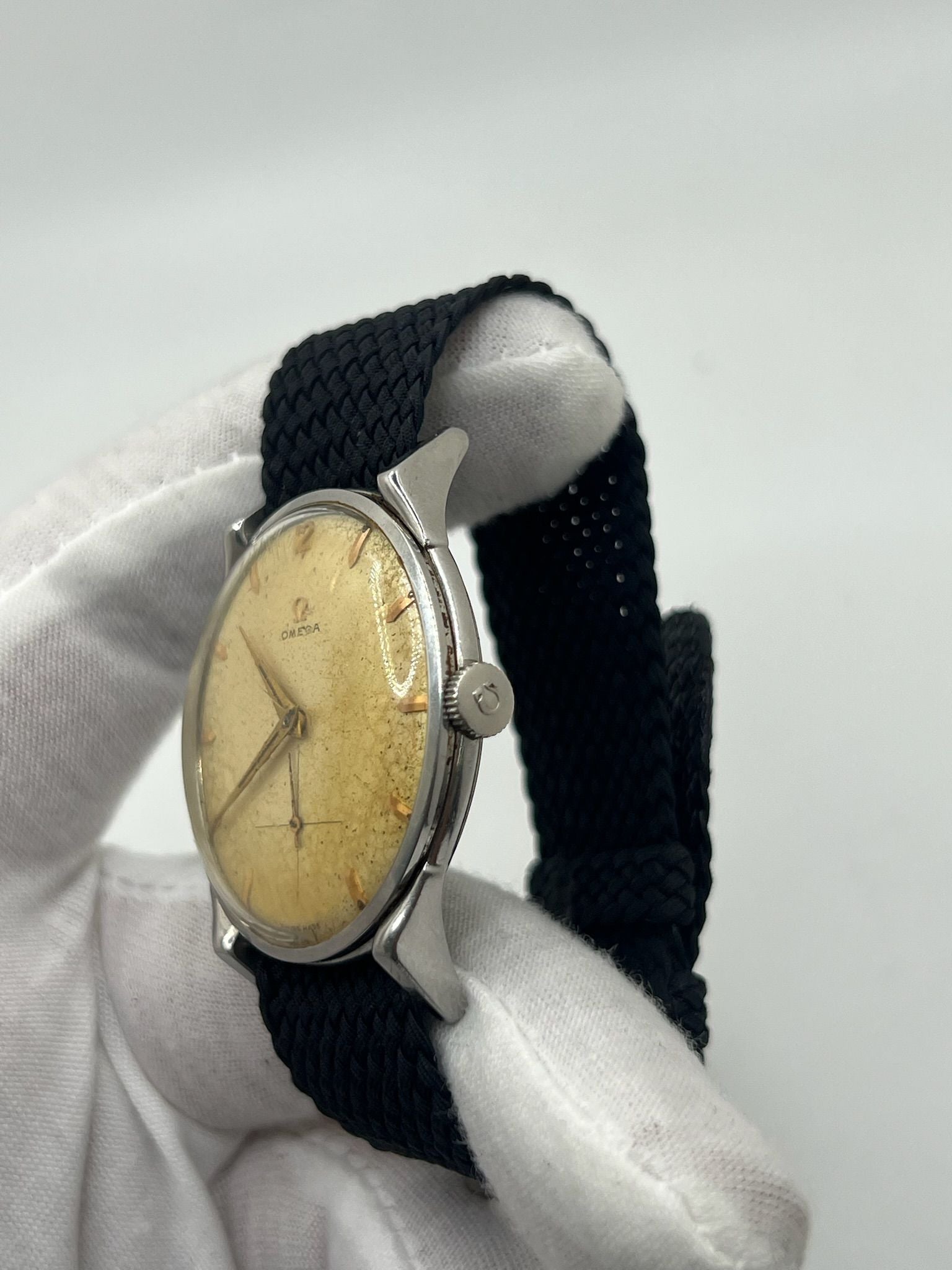 Montre Omega Classic Jumbo 2603-12 rare, modèle vintage des années 1950 avec boîtier oversize en acier de 37,5 mm. Mouvement mécanique à remontage manuel calibre 266. Cadran argenté à chiffres arabes avec petite seconde. Pièce recherchée par les collectionneurs pour son design intemporel et son format hors norme. Montre homme/unisexe, en bon état de fonctionnement, révisée en juillet 2025.
