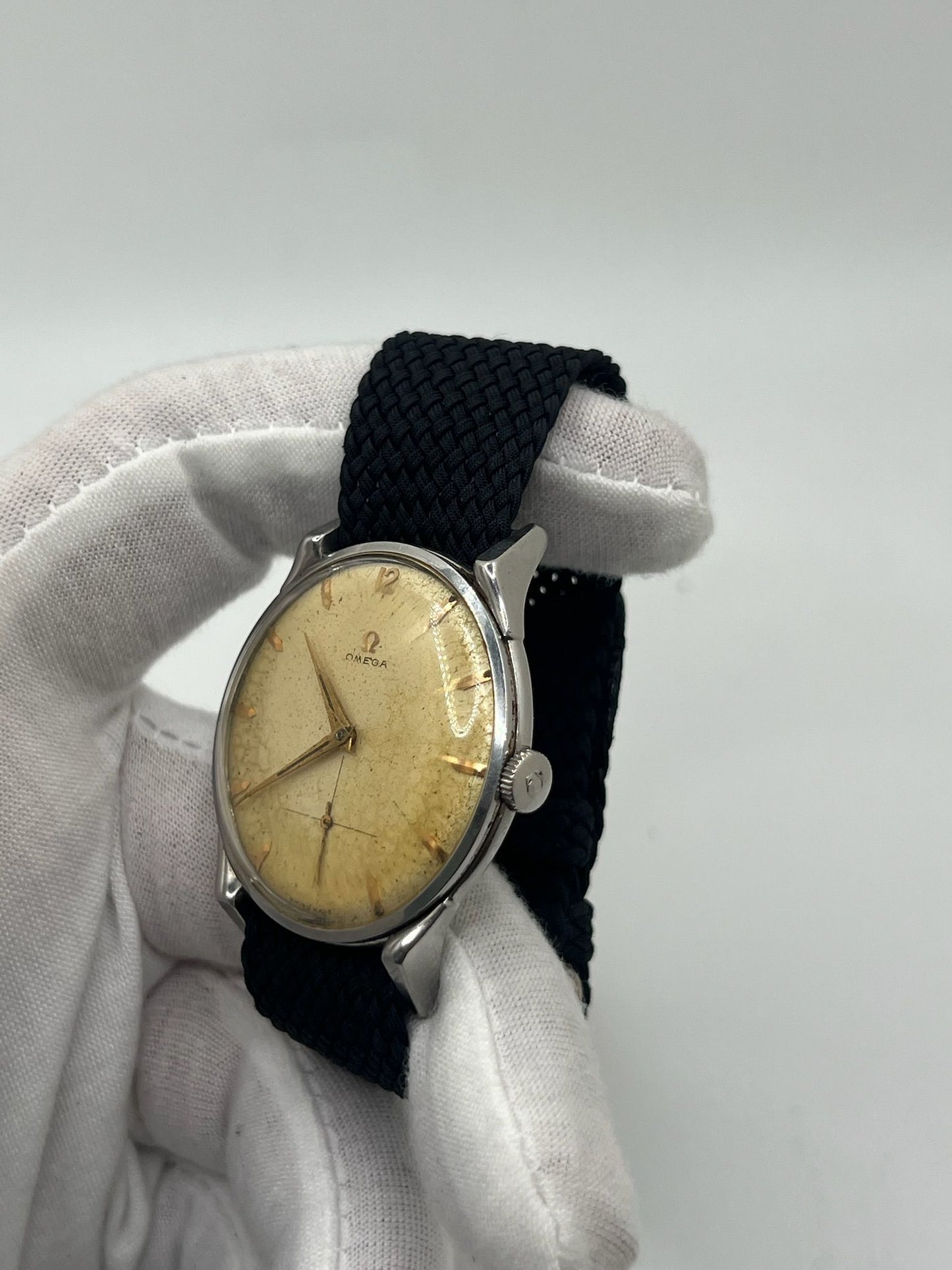 Montre Omega Classic Jumbo 2603-12 rare, modèle vintage des années 1950 avec boîtier oversize en acier de 37,5 mm. Mouvement mécanique à remontage manuel calibre 266. Cadran argenté à chiffres arabes avec petite seconde. Pièce recherchée par les collectionneurs pour son design intemporel et son format hors norme. Montre homme/unisexe, en bon état de fonctionnement, révisée en juillet 2025.