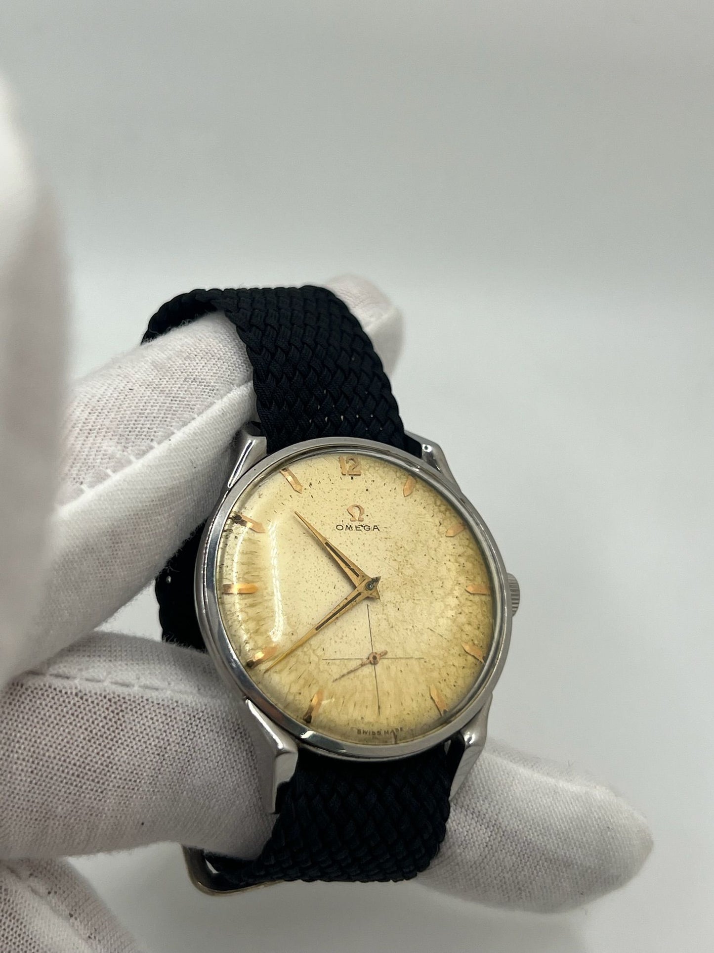 Montre Omega Classic Jumbo 2603-12 rare, modèle vintage des années 1950 avec boîtier oversize en acier de 37,5 mm. Mouvement mécanique à remontage manuel calibre 266. Cadran argenté à chiffres arabes avec petite seconde. Pièce recherchée par les collectionneurs pour son design intemporel et son format hors norme. Montre homme/unisexe, en bon état de fonctionnement, révisée en juillet 2025.