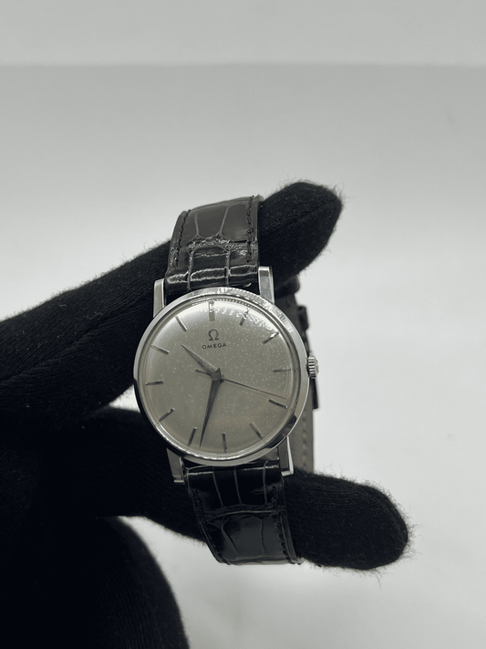 Découvrez l’Omega Classic Vintage 33 mm, une montre de collection alliant charme rétro et élégance intemporelle. Avec son design raffiné et son format discret, cette Omega au style vintage séduit les amateurs d’horlogerie classique. Une pièce d’exception, idéale pour sublimer votre poignet et compléter une collection prestigieuse.